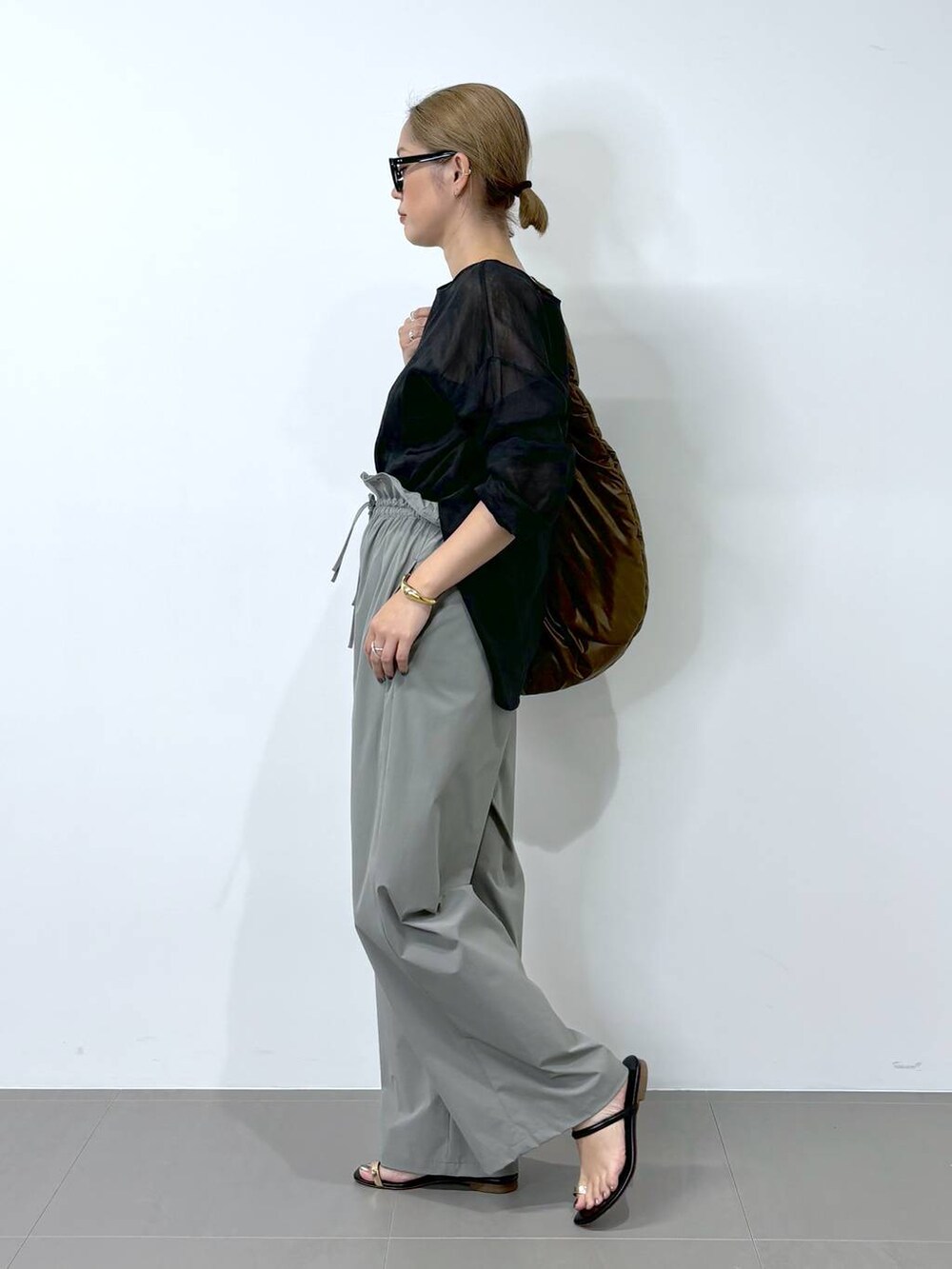 ブラック系のシャツ/ブラウス、ブラック系のサンダル、グリーン系のその他パンツを着用したレディースの夏コーディネートの2枚目の写真