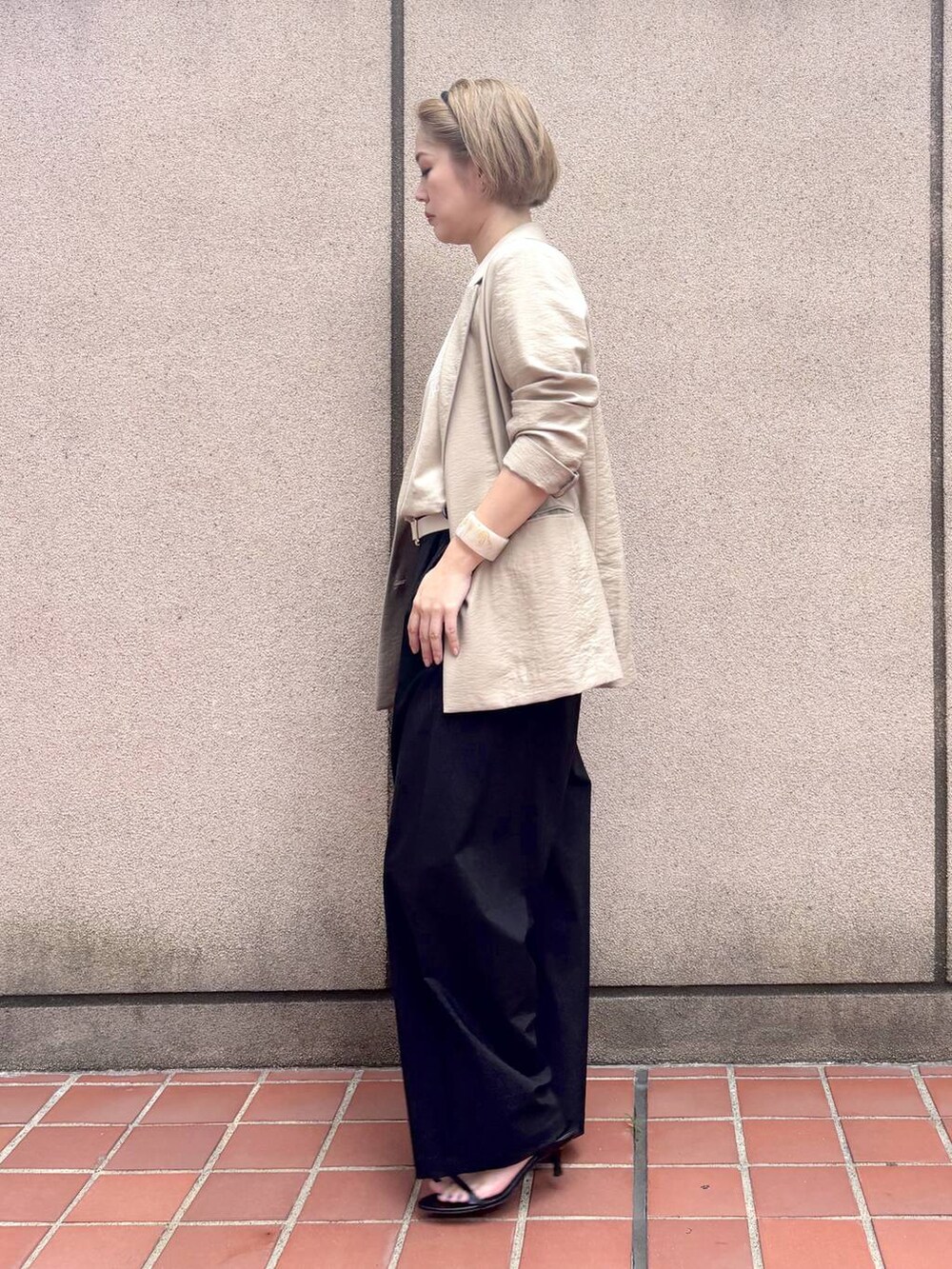 ブラック系のサンダル、ブラック系のその他パンツ、ブラック系のハンドバッグを着用したレディースの夏コーディネートの3枚目の写真