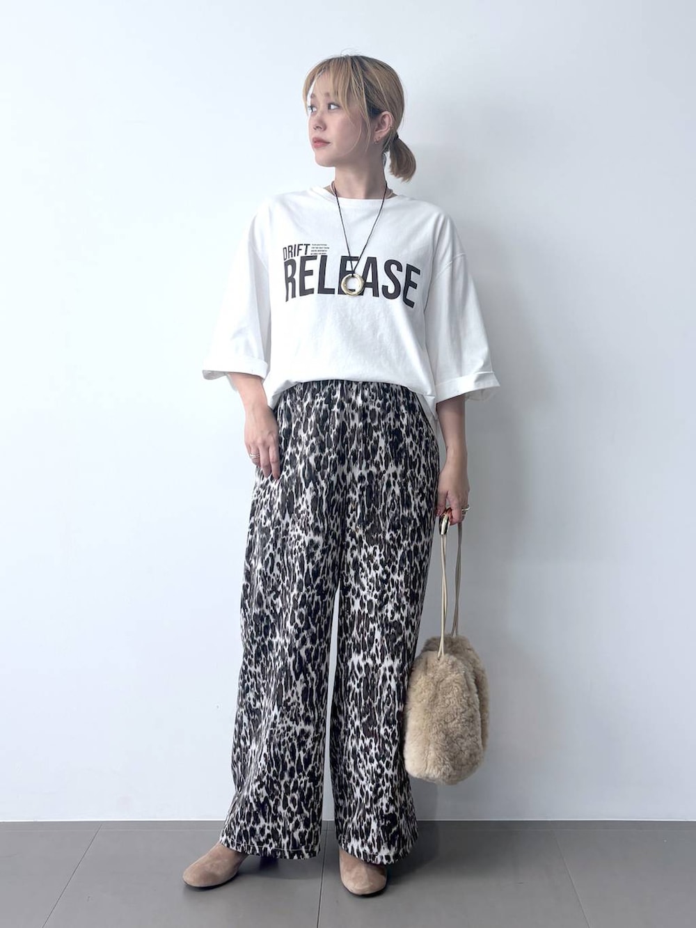 ベージュ系のその他パンツ、ブラウン系のブルゾン、ホワイト系のTシャツ/カットソーを着用したレディースの秋コーディネートの6枚目の写真