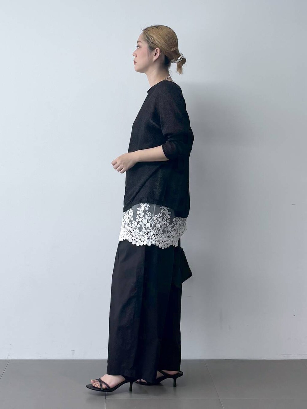 ブラック系のその他パンツ、ブラック系のかごバッグ、ブラック系のサンダルを着用したレディースの春コーディネートの3枚目の写真