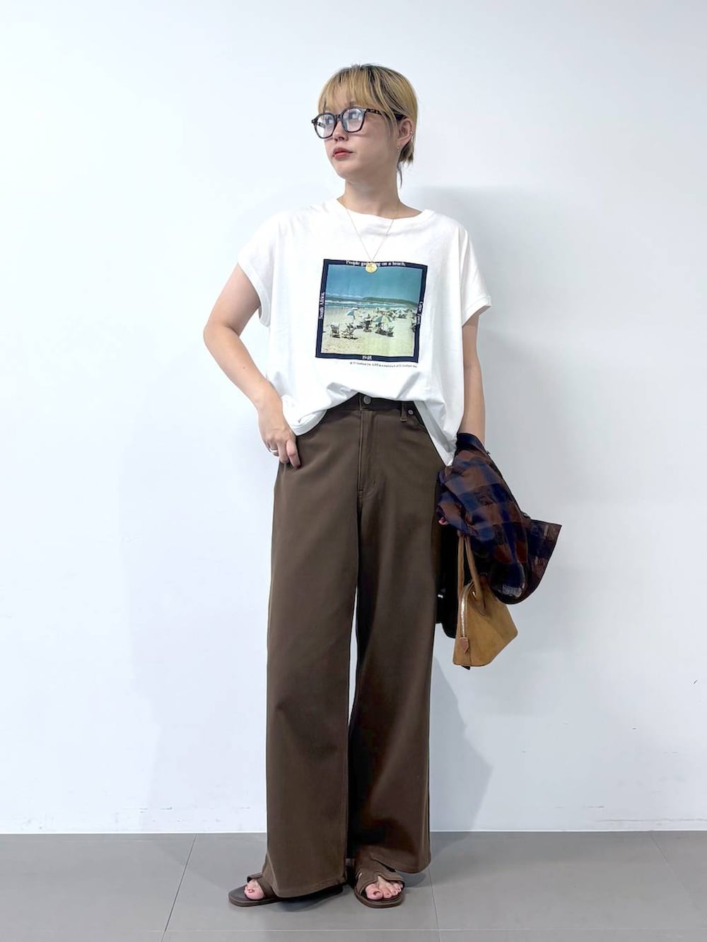 ホワイト系のTシャツ/カットソー、ブラウン系のシャツ/ブラウス、ブラウン系のデニムパンツを着用したレディースの夏コーディネートの5枚目の写真