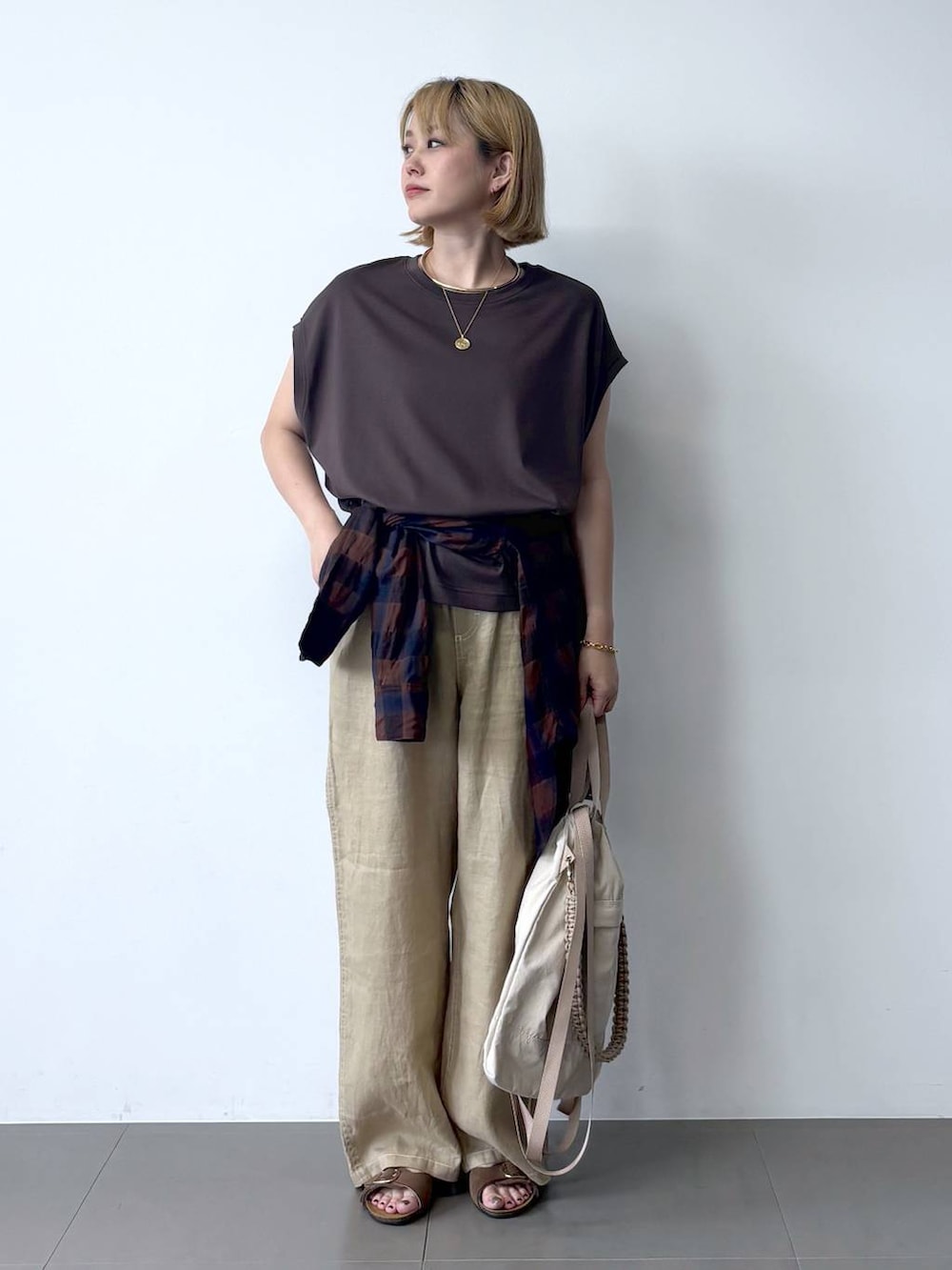 ベージュ系のその他パンツ、ブラウン系のサンダル、ブラウン系のTシャツ/カットソーを着用したレディースの夏コーディネートの5枚目の写真