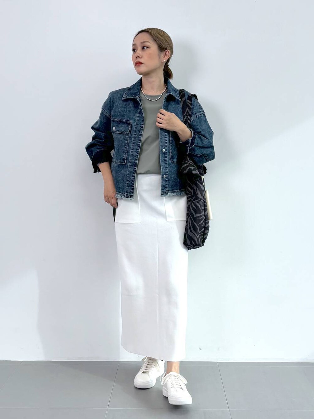 グレー系のTシャツ/カットソー、グリーン系のシャツ/ブラウス、ブルー系のデニムジャケットを着用したレディースの夏コーディネートの2枚目の写真