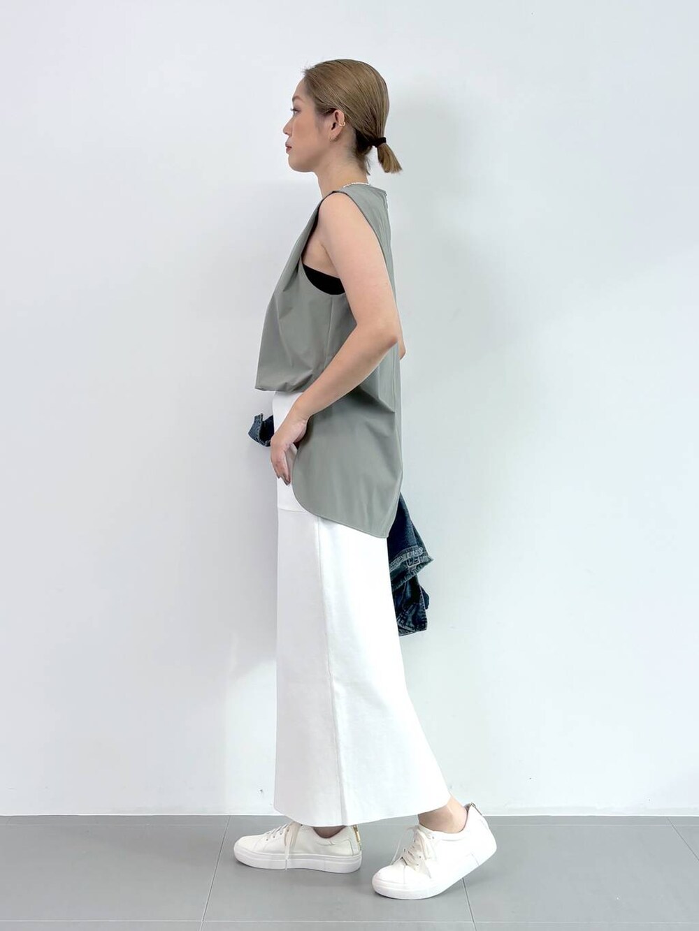 グレー系のTシャツ/カットソー、グリーン系のシャツ/ブラウス、ブルー系のデニムジャケットを着用したレディースの夏コーディネートの6枚目の写真