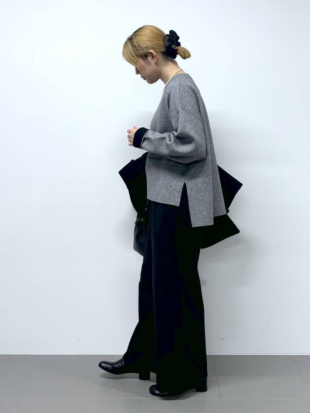 「フェミニン、ベーシック/シンプル、おでかけ、ショートブーツ、ヘアアクセサリー、ニット、ワイドパンツ、バッグ、レイヤードスタイル、冬コーデ、オーバーサイズ、ワンマイル、体型カバー、カジュアル、BARNYARDSTORM」｜「BARNYARDSTORMのBARNYARDSTORM / ワイドPコート（その他アウター、ブラック系）」を使った、ニッシさん（レディース・164cm）の秋コーディネートの7枚目の写真