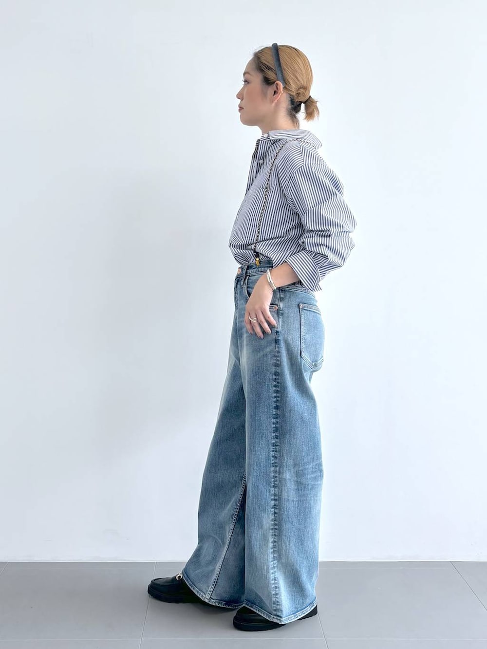 「ヘアアクセサリー、シャツスタイル、シャツ、デニムパンツ、ローファー、ハンドバッグ、秋コーデ、オーバーサイズ、ワンマイル、体型カバー、カジュアル、BARNYARDSTORM、Mazell、シンプルコーデ、大人カジュアル」｜「surtのBARNYARDSTORM / 【SURT】ルーズシルエットデニム【WEB限定サイズL】（デニムパンツ、ブルー系）」を使った、ニッシさん（レディース・164cm）の夏コーディネートの3枚目の写真