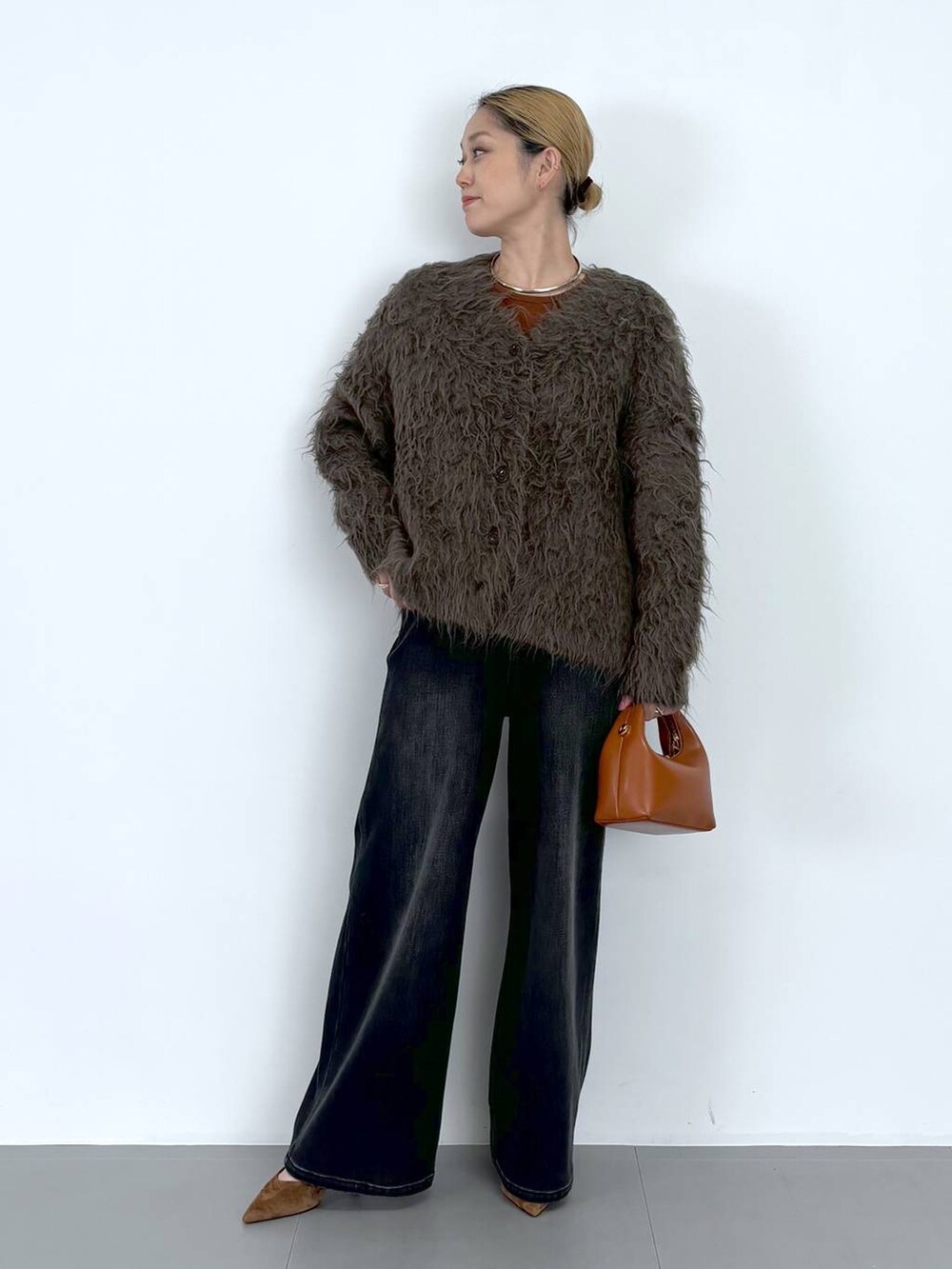 ブラウン系のショルダーバッグ、ブラウン系のTシャツ/カットソー、ブラウン系のパンプスを着用したレディースの秋コーディネートの5枚目の写真