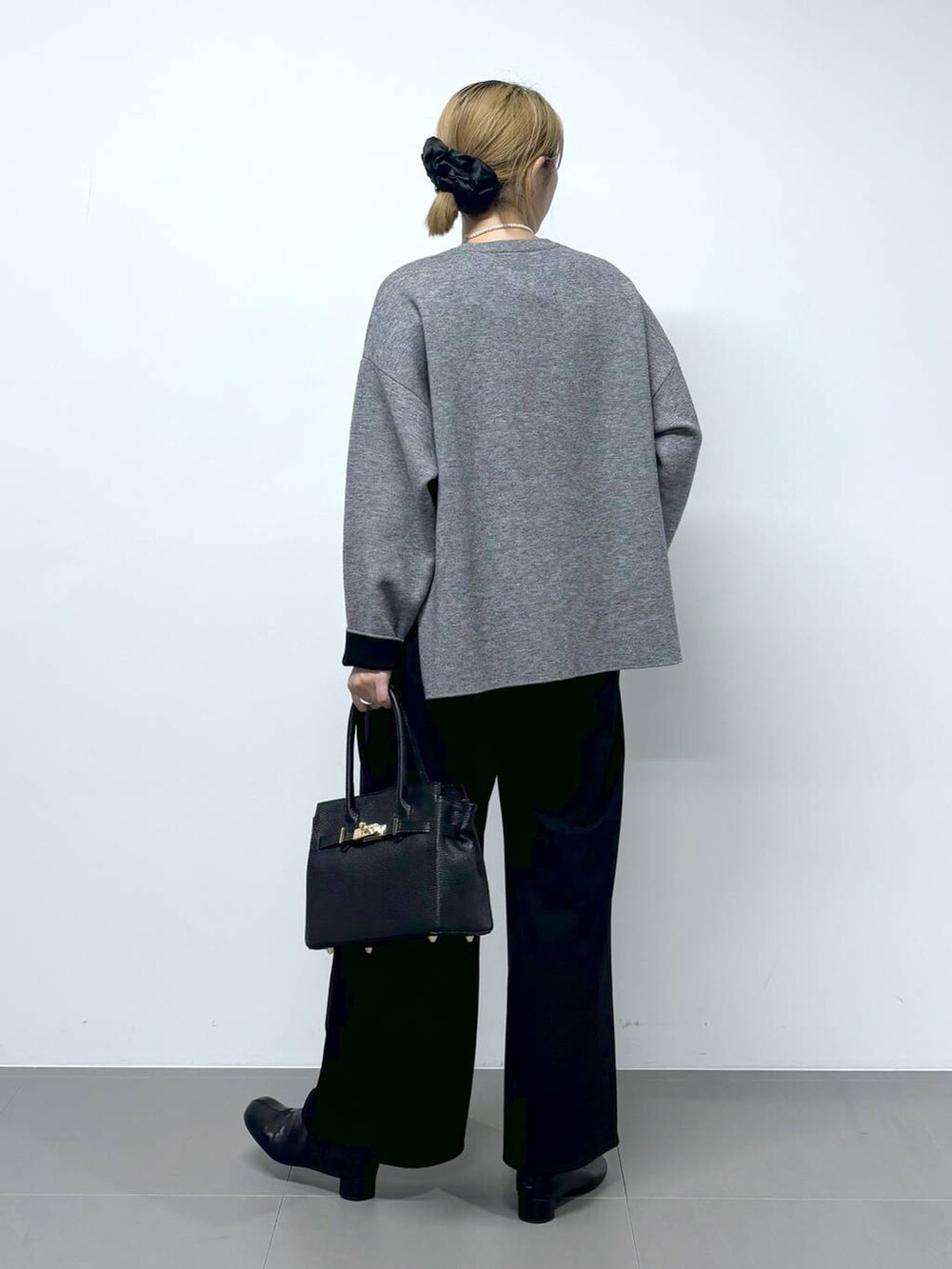 「フェミニン、ベーシック/シンプル、おでかけ、ショートブーツ、ヘアアクセサリー、ニット、ワイドパンツ、バッグ、レイヤードスタイル、冬コーデ、オーバーサイズ、ワンマイル、体型カバー、カジュアル、BARNYARDSTORM」｜「BARNYARDSTORMのBARNYARDSTORM / ワイドPコート（その他アウター、ブラック系）」を使った、ニッシさん（レディース・164cm）の秋コーディネートの8枚目の写真