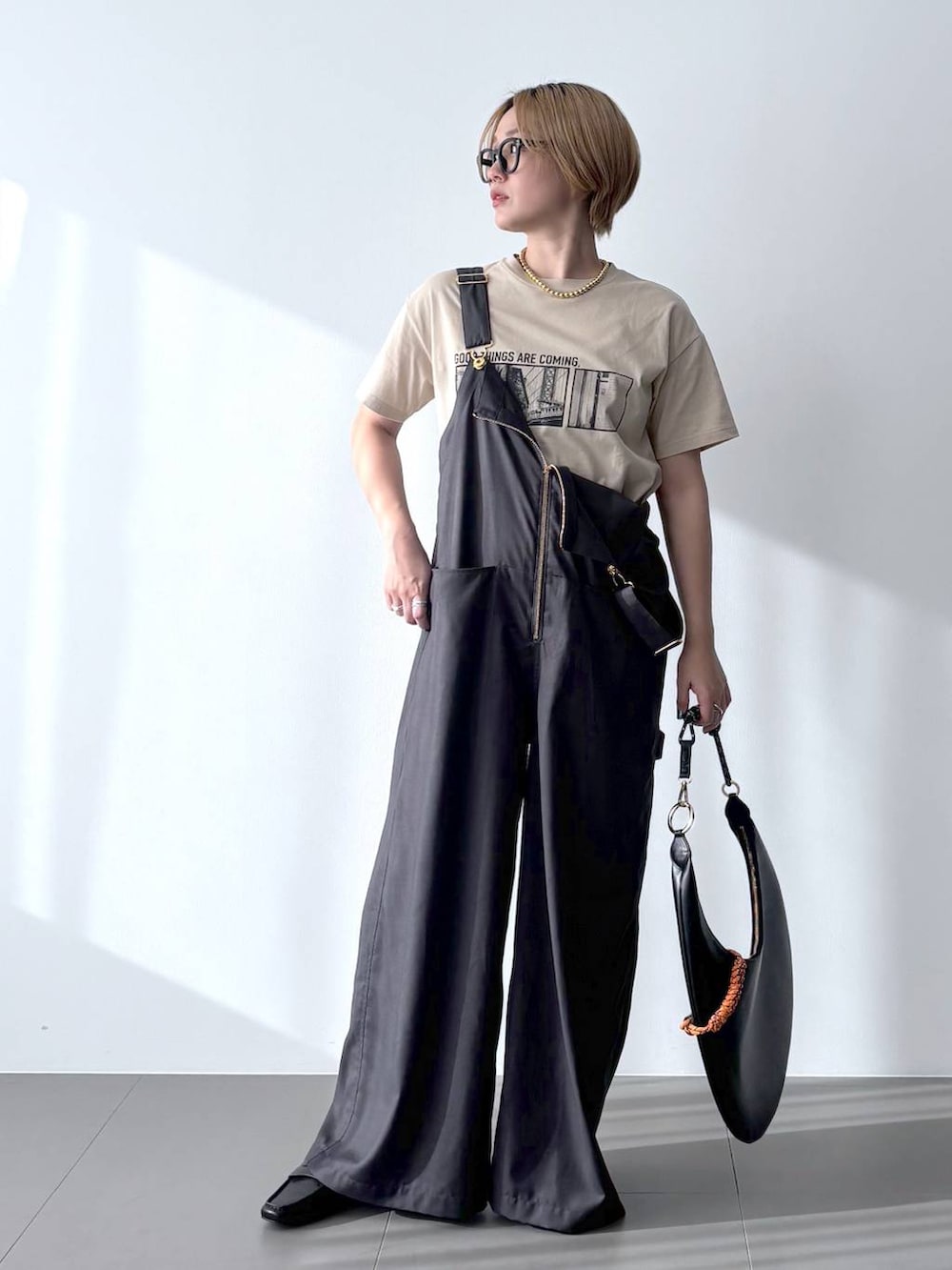 「Tシャツ、サロペット、ベーシック/シンプル、リラックス、おでかけ、春コーデ、めがね、ローファー、バッグ、差し色コーデ、オーバーサイズ、スポーティ、ワンマイル、体型カバー、カジュアル」｜「BARNYARDSTORMのBARNYARDSTORM / UVカットラウンドグラス（メガネ、ブラック系）」を使った、ニッシさん（レディース・164cm）の春コーディネートの2枚目の写真