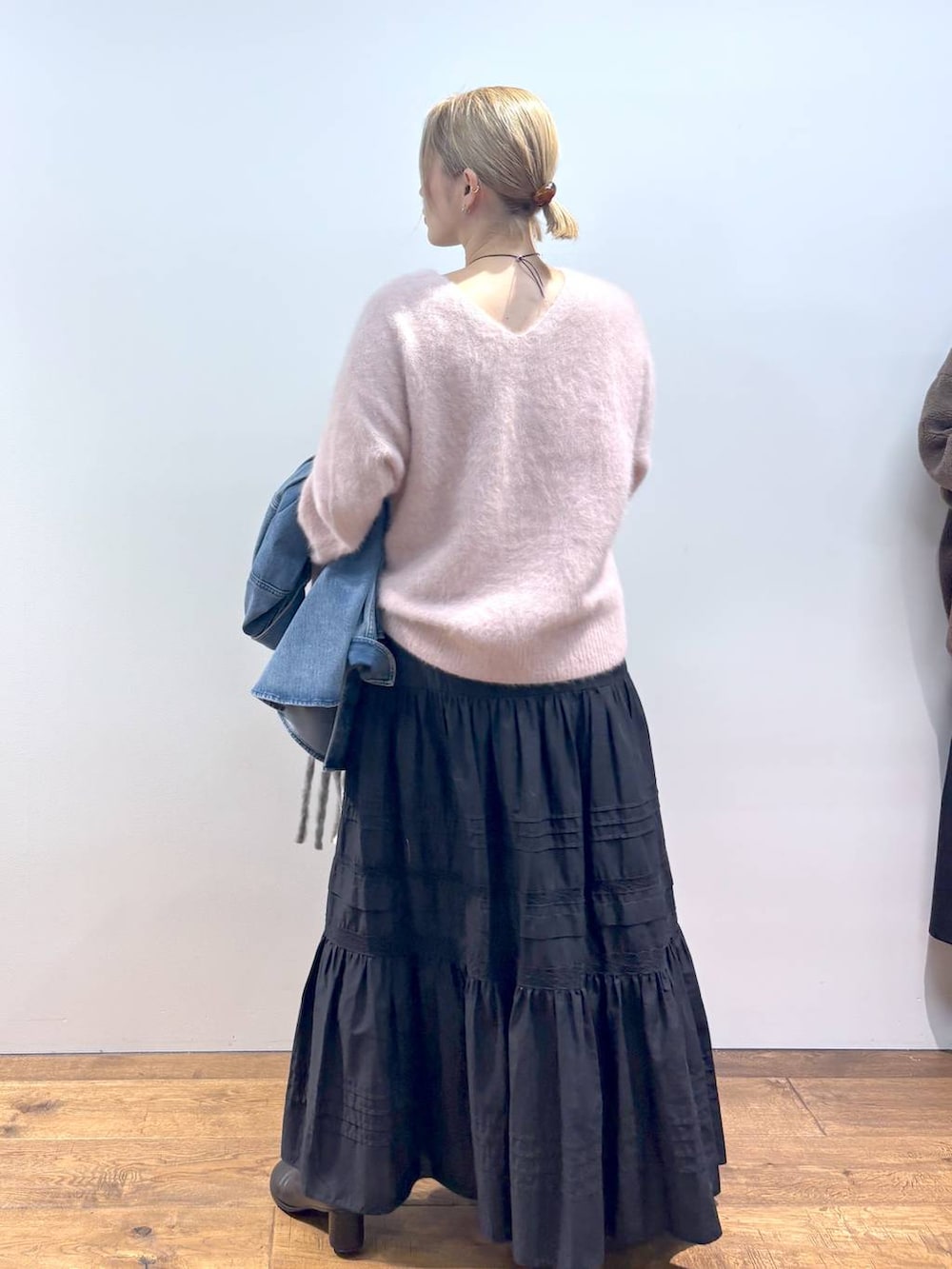 ブルー系のシャツ/ブラウス、ホワイト系のショルダーバッグ、ピンク系のニット/セーターを着用したレディースの秋コーディネートの6枚目の写真