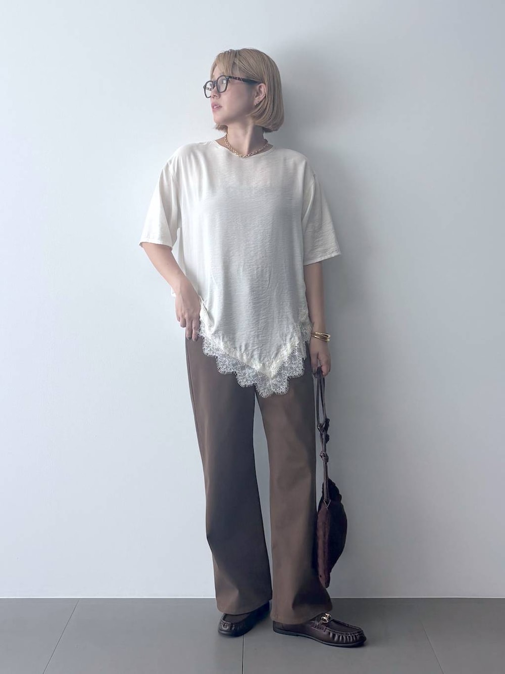 ホワイト系のシャツ/ブラウス、ブラウン系のローファー、ベージュ系のブルゾンを着用したレディースの夏コーディネートの7枚目の写真