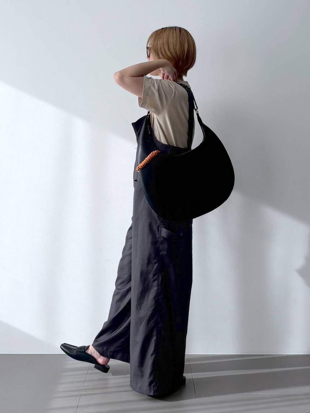 「Tシャツ、サロペット、ベーシック/シンプル、リラックス、おでかけ、春コーデ、めがね、ローファー、バッグ、差し色コーデ、オーバーサイズ、スポーティ、ワンマイル、体型カバー、カジュアル」｜「BARNYARDSTORMのBARNYARDSTORM / UVカットラウンドグラス（メガネ、ブラック系）」を使った、ニッシさん（レディース・164cm）の春コーディネートの4枚目の写真