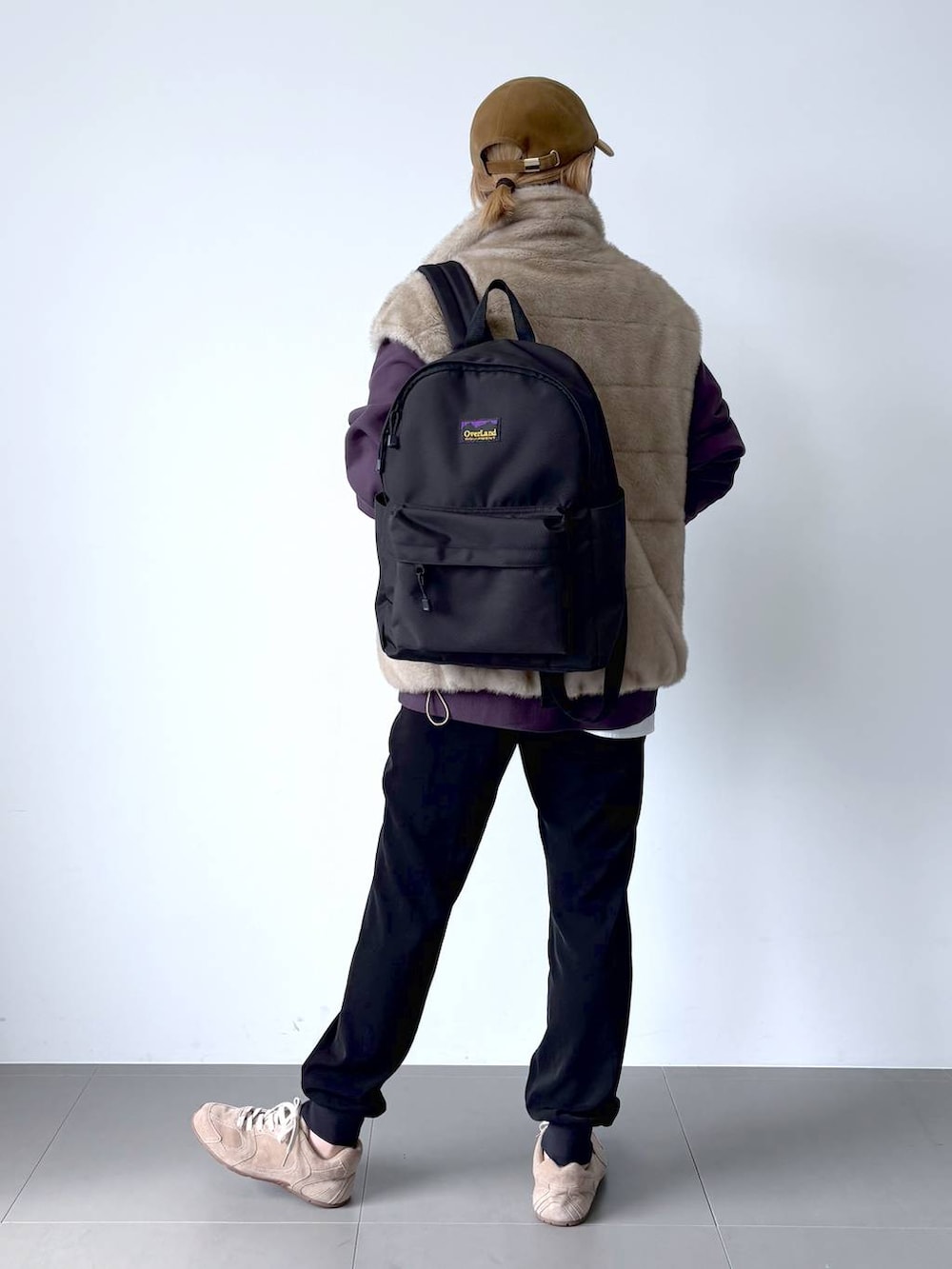 ホワイト系のシャツ/ブラウス、ベージュ系のベスト、パープル系のスウェットを着用したレディースの秋コーディネートの4枚目の写真