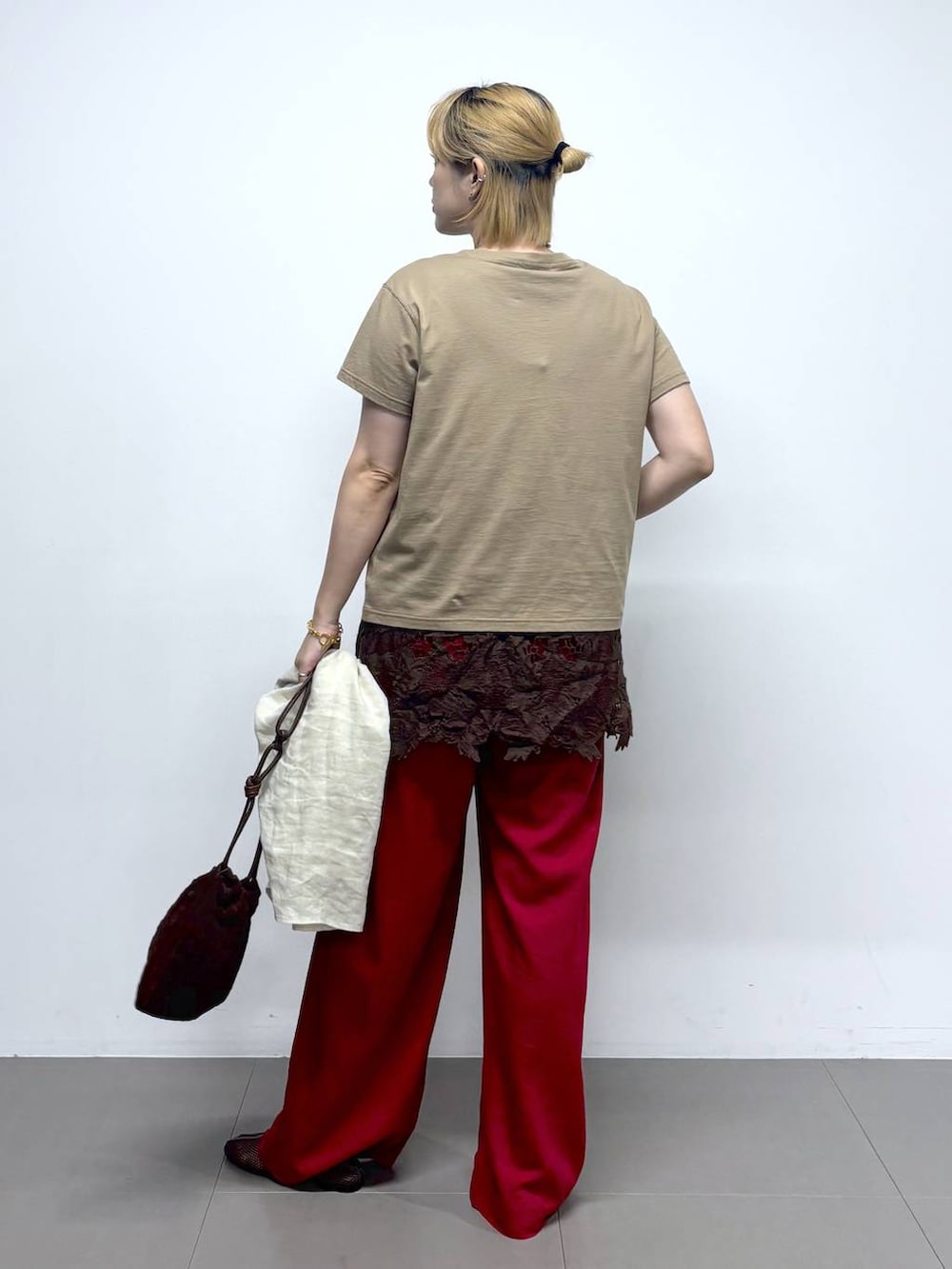 ベージュ系のシャツ/ブラウス、レッド系のその他パンツ、ブラウン系のパンプスを着用したレディースの夏コーディネートの7枚目の写真