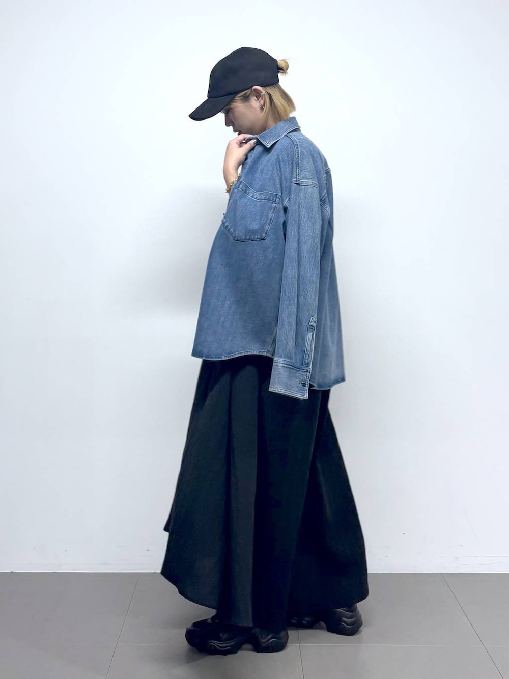 ブルー系のシャツ/ブラウス、ブラック系のワンピース、ホワイト系のトートバッグを着用したレディースの夏コーディネートの3枚目の写真