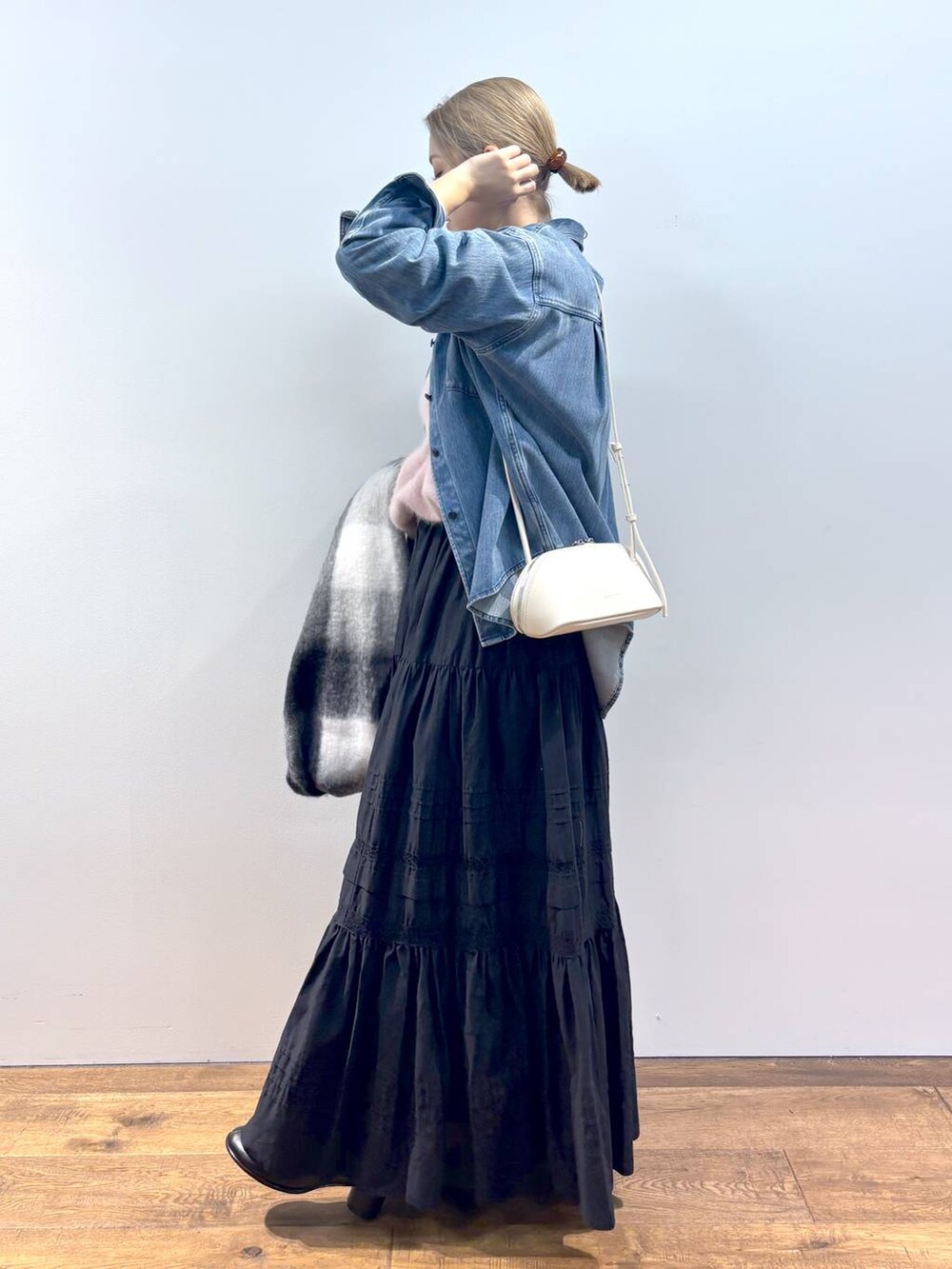 ブルー系のシャツ/ブラウス、ホワイト系のショルダーバッグ、ピンク系のニット/セーターを着用したレディースの秋コーディネートの3枚目の写真