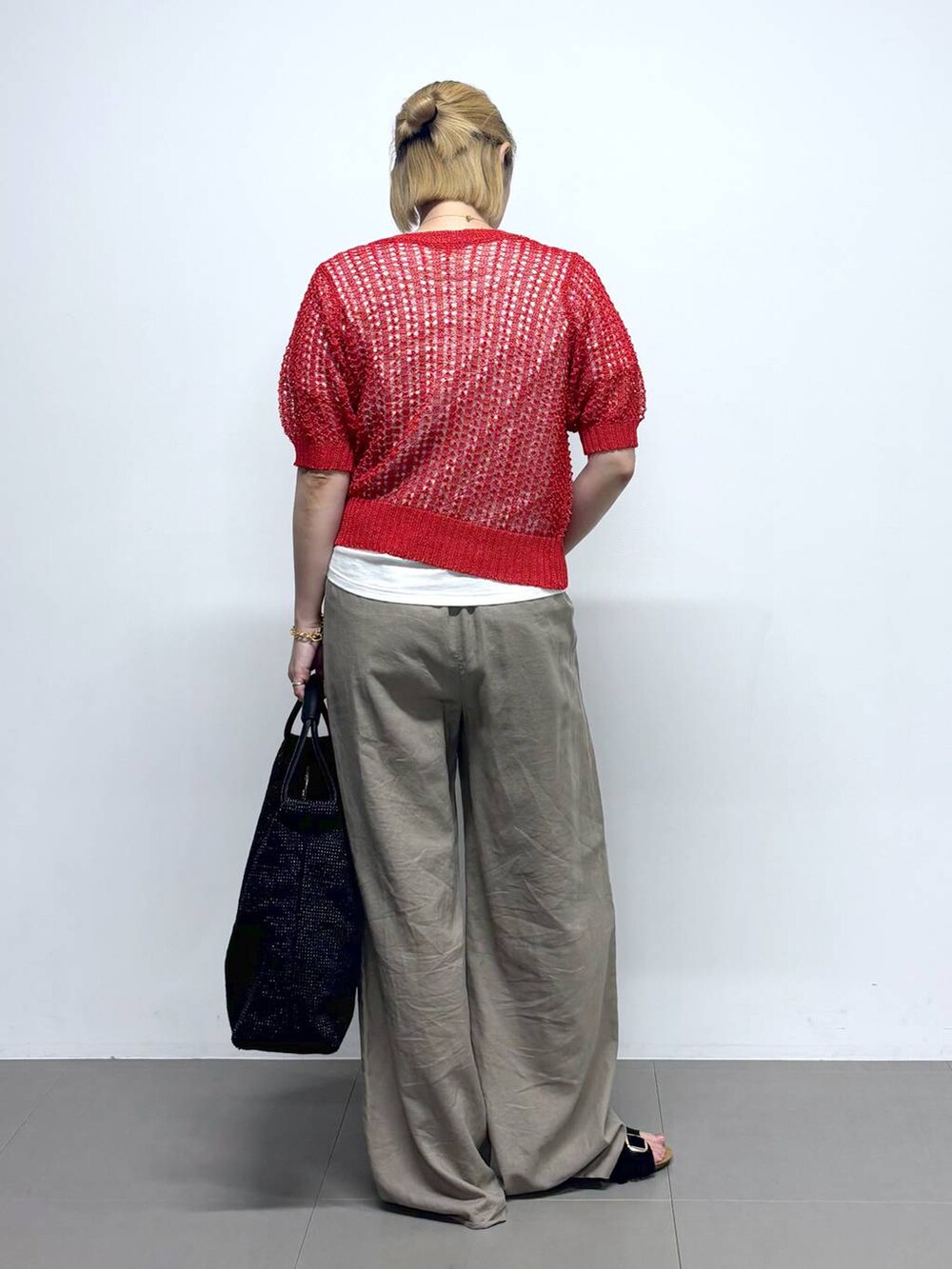 ブラウン系のその他パンツ、ホワイト系のTシャツ/カットソー、ブラック系のサンダルを着用したレディースの夏コーディネートの5枚目の写真