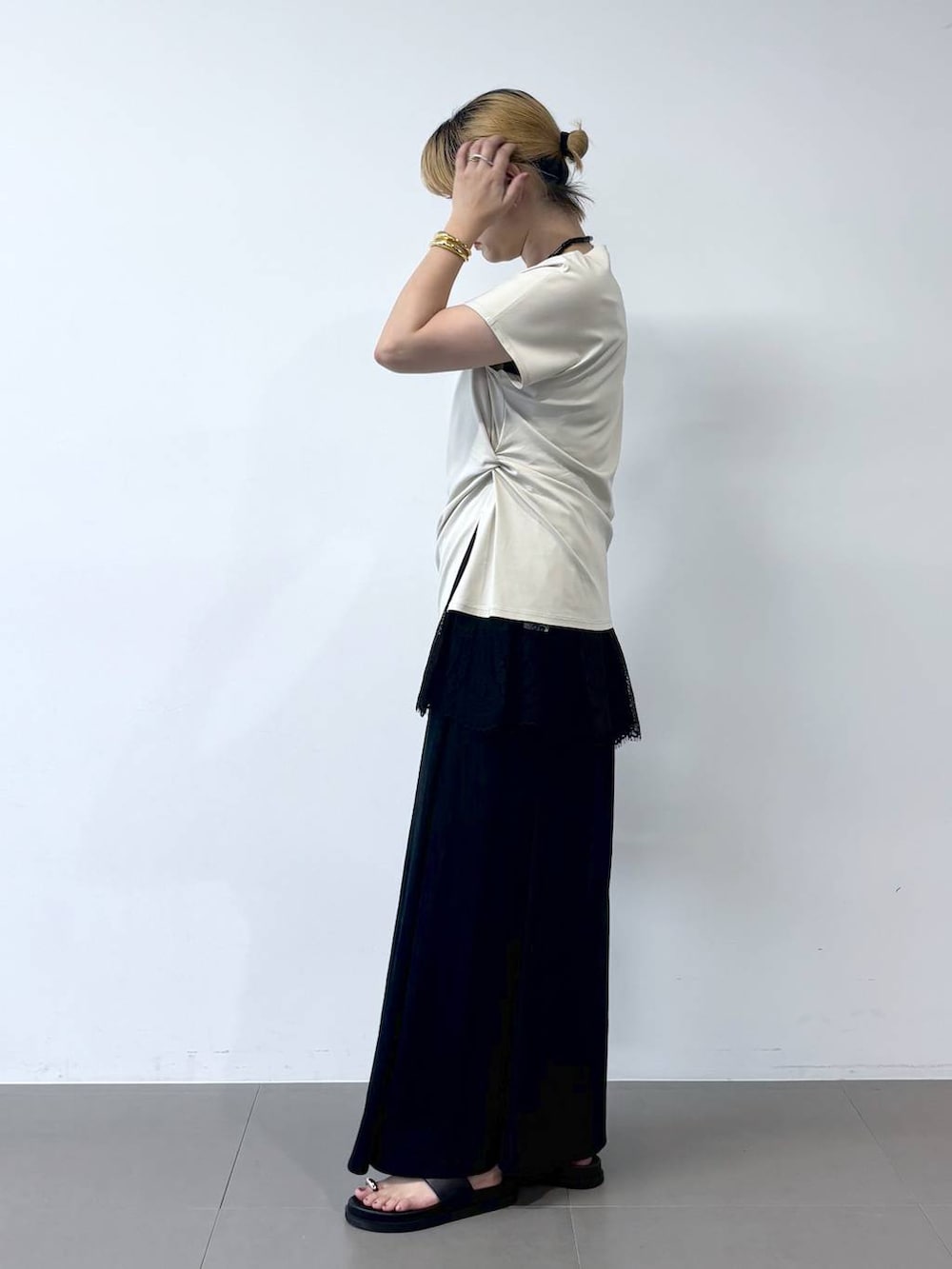グレー系のTシャツ/カットソー、ブラック系のボストンバッグ、ブラック系のサンダルを着用したレディースの夏コーディネートの4枚目の写真