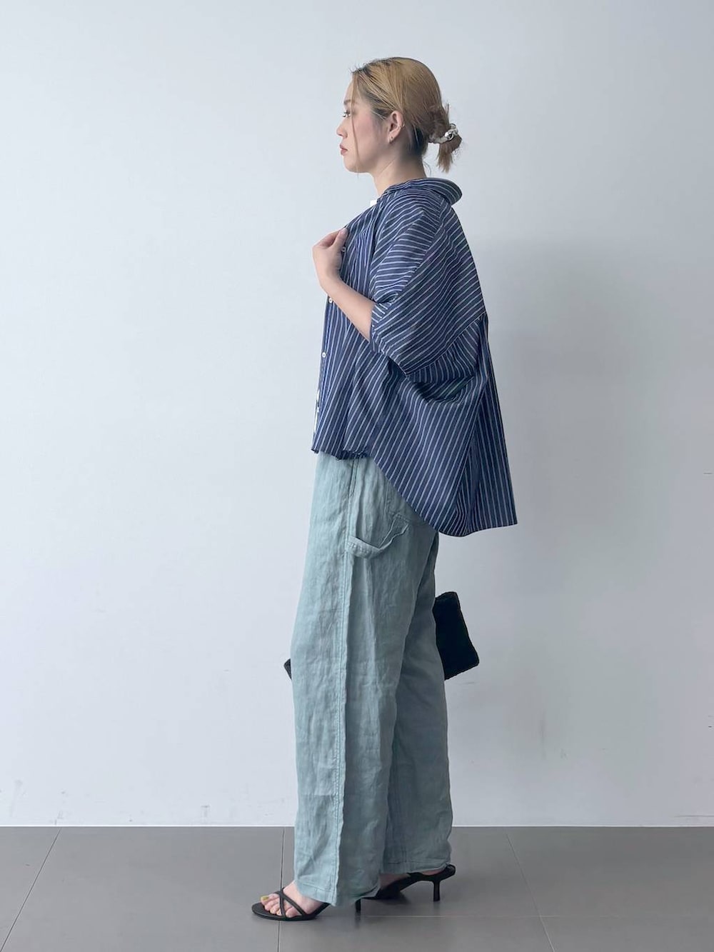 ブルー系のシャツ/ブラウス、グリーン系のその他パンツ、ホワイト系のTシャツ/カットソーを着用したレディースの春コーディネートの3枚目の写真