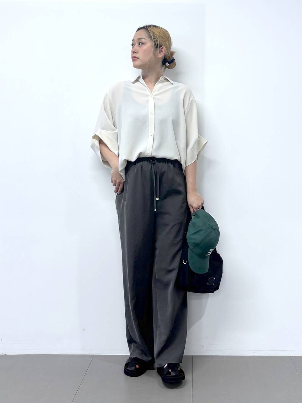 グレー系のその他パンツ、ホワイト系のシャツ/ブラウス、ブラック系のサンダルを着用したレディースの春コーディネートの5枚目の写真