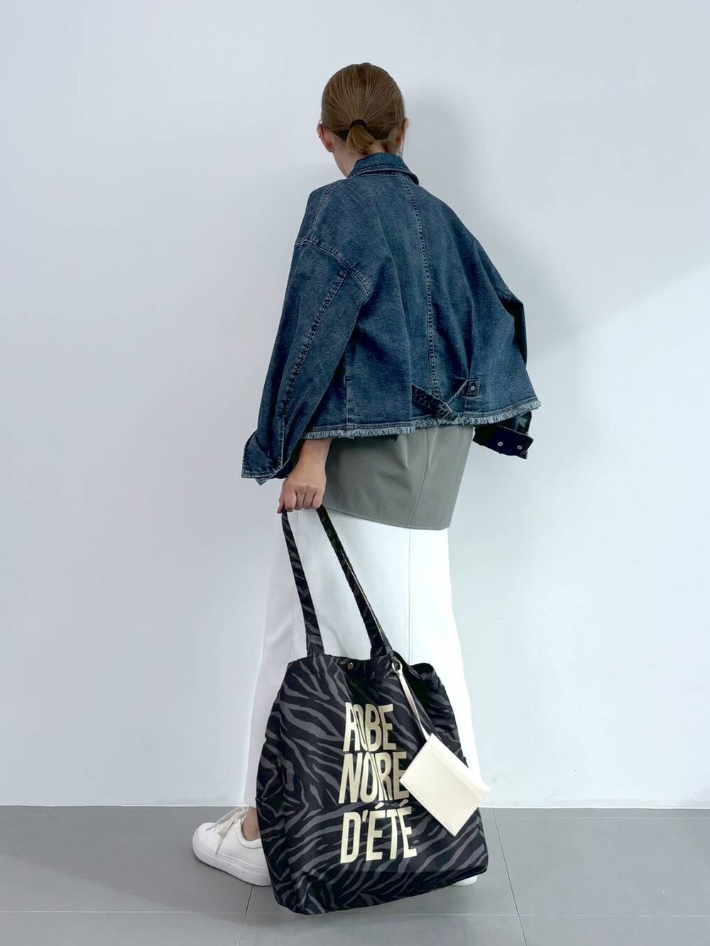 グレー系のTシャツ/カットソー、グリーン系のシャツ/ブラウス、ブルー系のデニムジャケットを着用したレディースの夏コーディネートの4枚目の写真