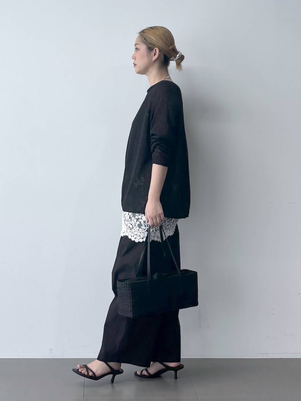 ブラック系のその他パンツ、ブラック系のかごバッグ、ブラック系のサンダルを着用したレディースの春コーディネートの2枚目の写真