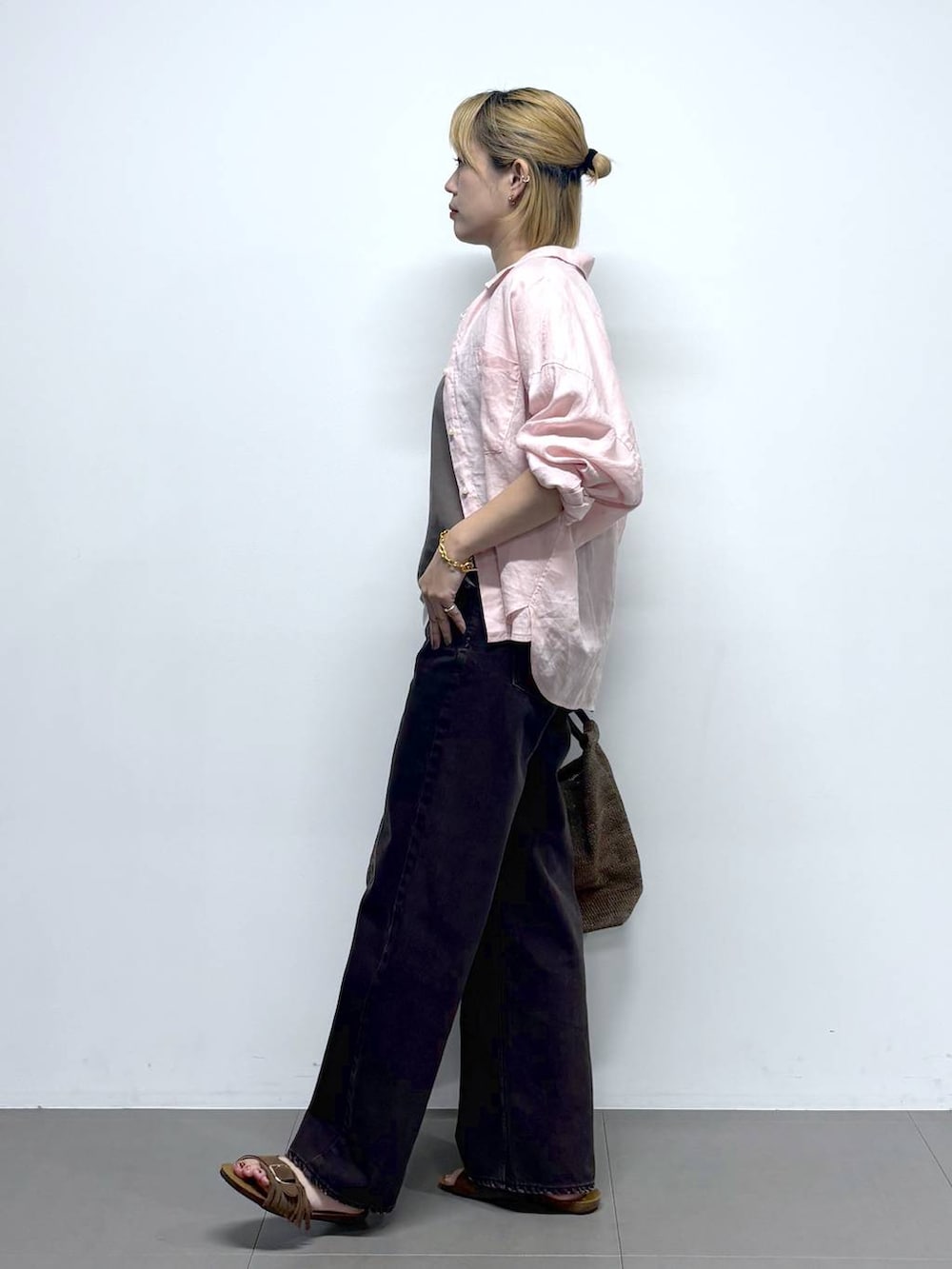 ピンク系のシャツ/ブラウス、ブラウン系のサンダル、グレー系のTシャツ/カットソーを着用したレディースの夏コーディネートの4枚目の写真