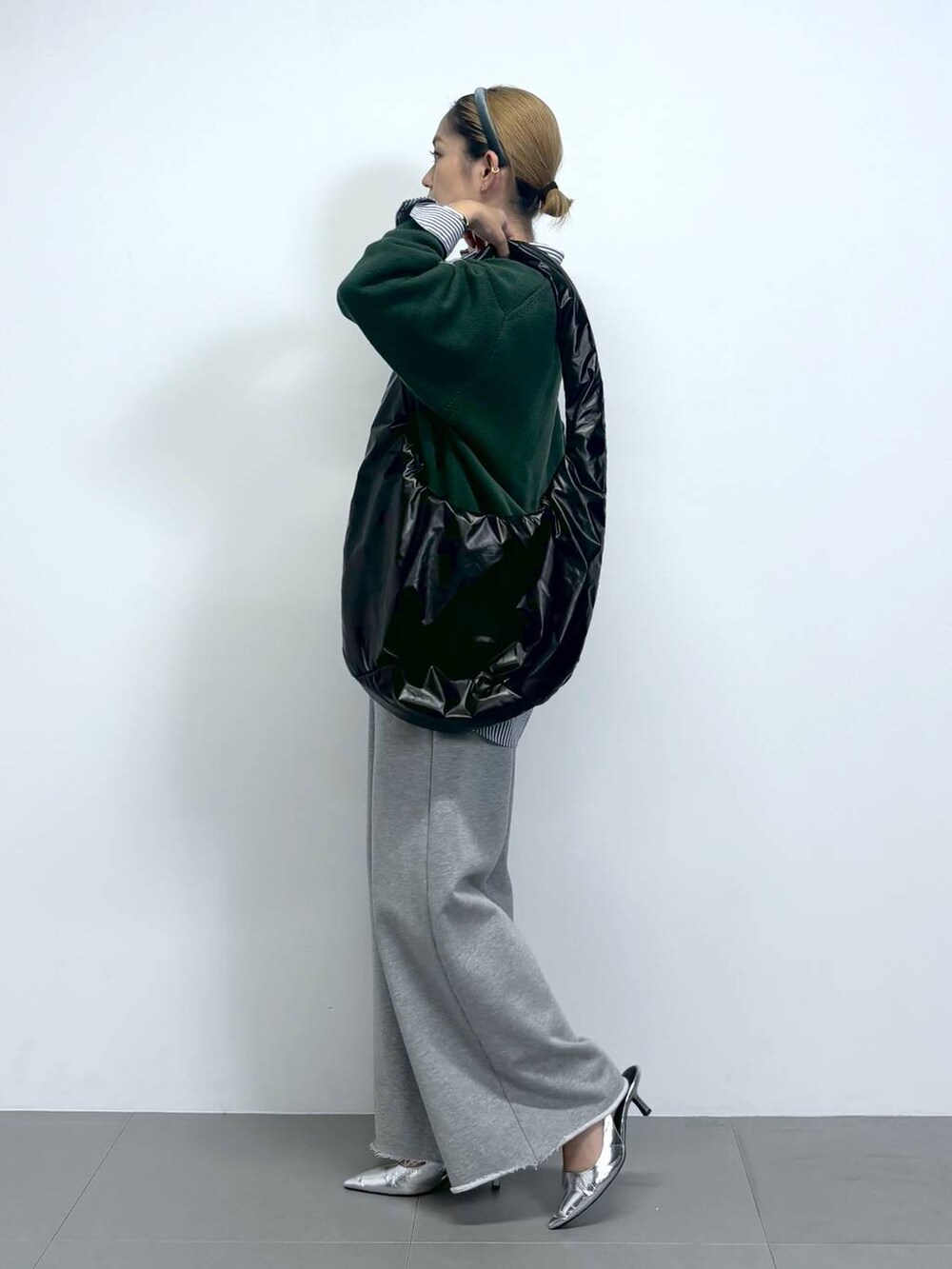 「ワイドパンツ、スウェットパンツ、ニット、シャツ、シャツスタイル、レイヤードスタイル、ヘアアクセサリー、パンプス、ショルダーバッグ、秋コーデ、差し色コーデ、オーバーサイズ、ワンマイル、体型カバー、カジュアル」|「BARNYARDSTORMのBARNYARDSTORM / オーバーサイズシャツ(シャツ/ブラウス、ブルー系)」を使った、ニッシさん(レディース・164cm)の秋コーディネートの3枚目の写真