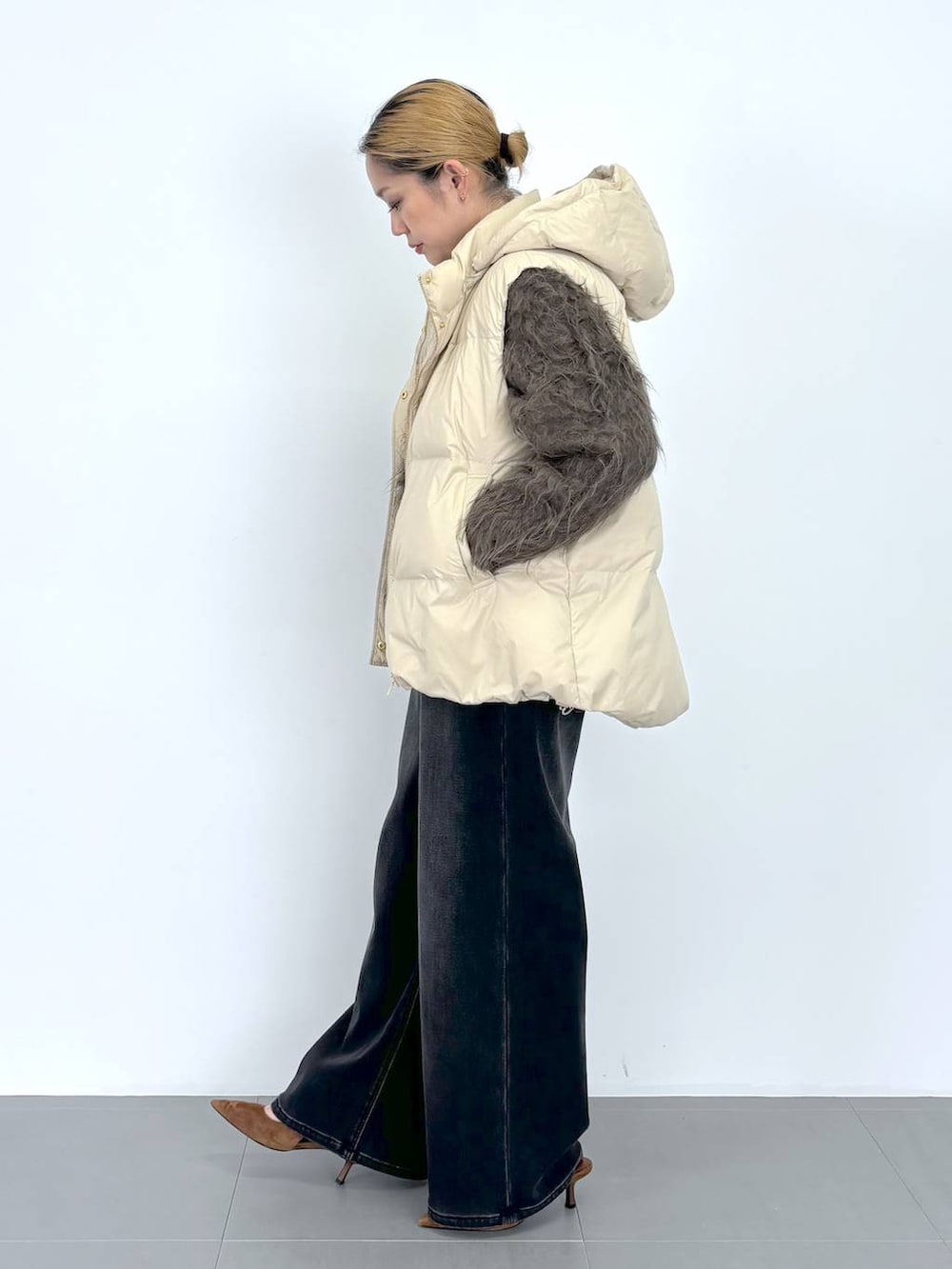 ブラウン系のショルダーバッグ、ブラウン系のTシャツ/カットソー、ブラウン系のパンプスを着用したレディースの秋コーディネートの3枚目の写真