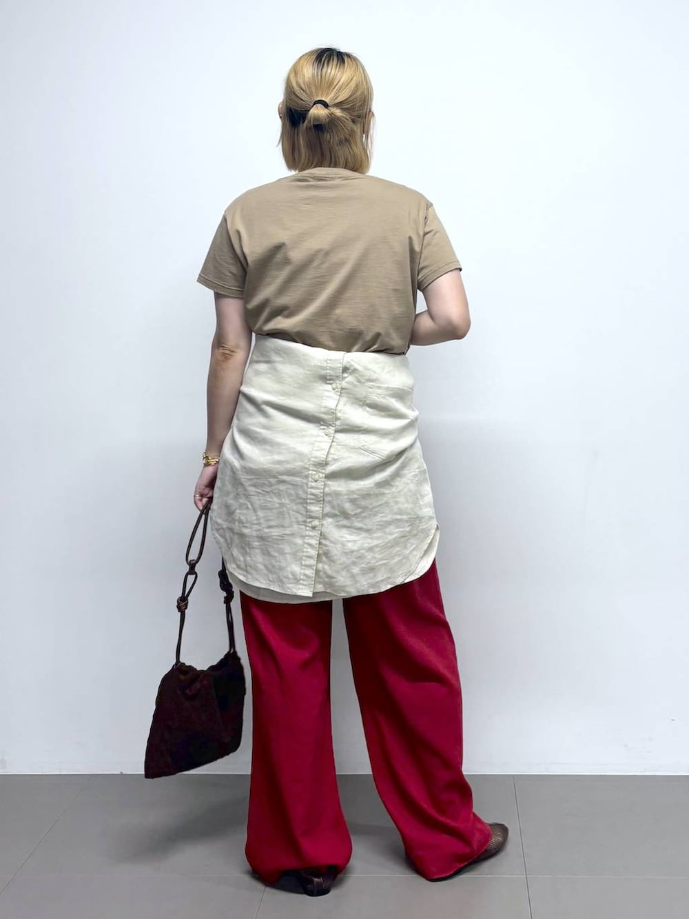 ベージュ系のシャツ/ブラウス、レッド系のその他パンツ、ブラウン系のパンプスを着用したレディースの夏コーディネートの5枚目の写真