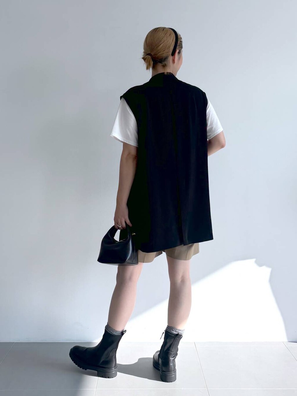 「ショートパンツ、Tシャツ、ブーツ、ショートブーツ、ヘアアクセサリー、ハンドバッグ、夏コーデ、秋コーデ、レイヤードスタイル、オーバーサイズ、ワンマイル、カジュアル、BARNYARDSTORM、Mazell、シンプルコーデ」|「BARNYARDSTORMのBARNYARDSTORM / SINBONO / ショルダーBAG(ショルダーバッグ、ブラック系)」を使った、ニッシさん(レディース・164cm)の夏コーディネートの4枚目の写真