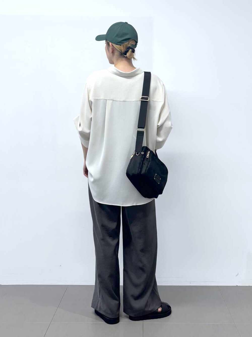 グレー系のその他パンツ、ホワイト系のシャツ/ブラウス、ブラック系のサンダルを着用したレディースの春コーディネートの4枚目の写真
