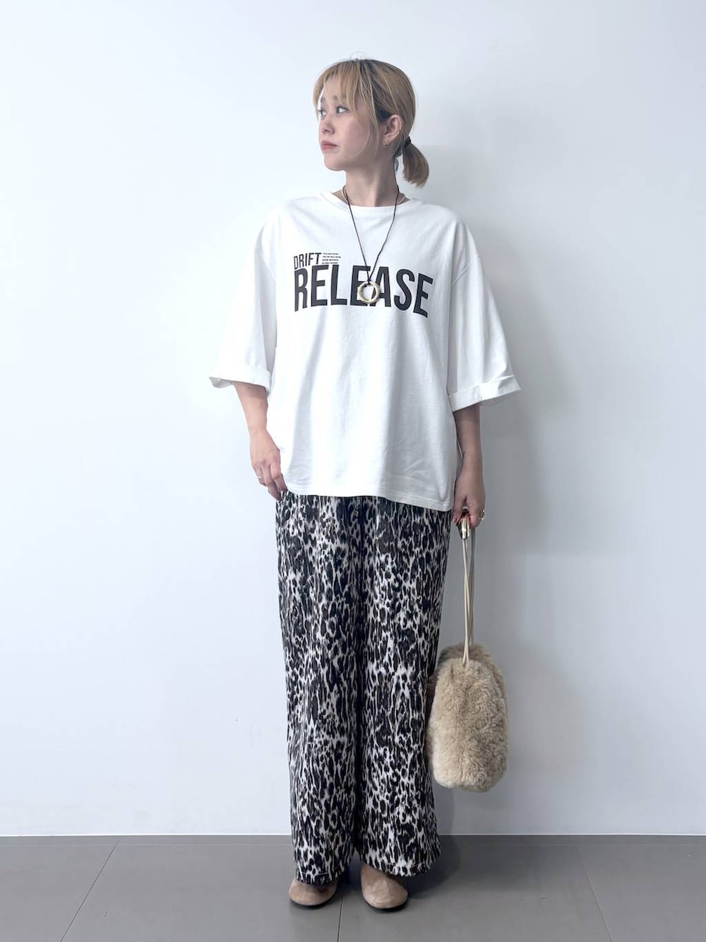 ベージュ系のその他パンツ、ブラウン系のブルゾン、ホワイト系のTシャツ/カットソーを着用したレディースの秋コーディネートの7枚目の写真