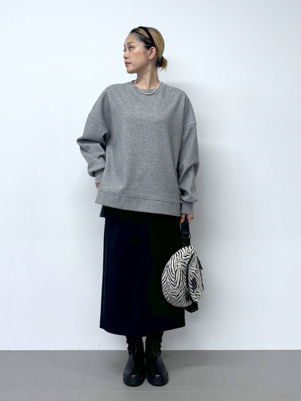 その他のボディバッグ/ウエストポーチ、ブラック系のスカート、ブラック系のブーツを着用したレディースの秋コーディネートの3枚目の写真