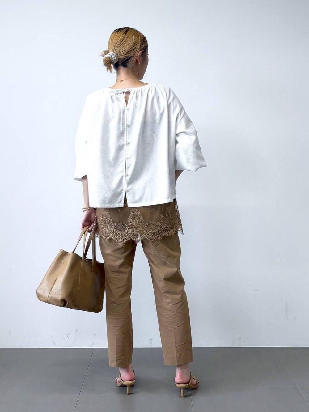 ホワイト系のシャツ/ブラウス、ベージュ系のその他パンツ、イエロー系のトートバッグを着用したレディースの春コーディネートの5枚目の写真