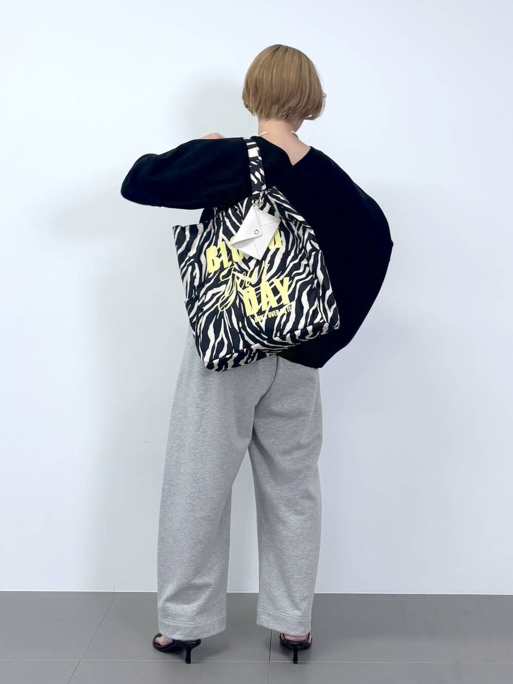「モノトーン、スウェット、スウェットパンツ、ニット、ベーシック/シンプル、リラックス、サンダル、トートバッグ、おでかけ、春コーデ、オーバーサイズ、スポーティ、ワンマイル、体型カバー、カジュアル」｜「BARNYARDSTORMのBARNYARDSTORM / 【スタイリスト若狭恵美さんご紹介アイテム】チョーカー（チョーカー、その他）」を使った、ニッシさん（レディース・164cm）の冬コーディネートの5枚目の写真
