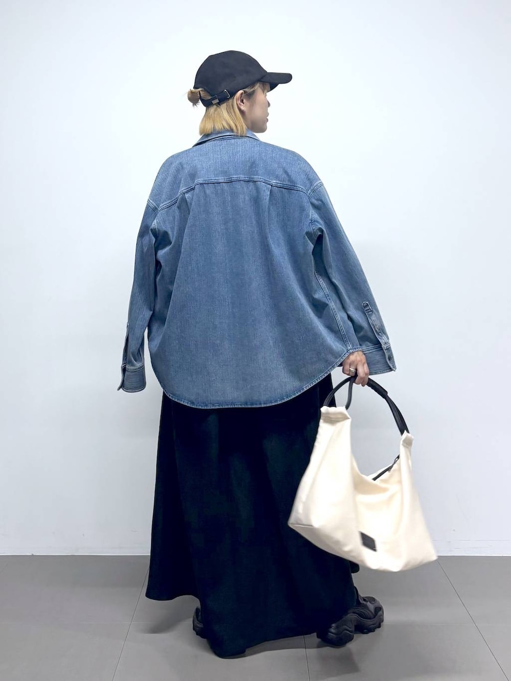 ブルー系のシャツ/ブラウス、ブラック系のワンピース、ホワイト系のトートバッグを着用したレディースの夏コーディネートの4枚目の写真
