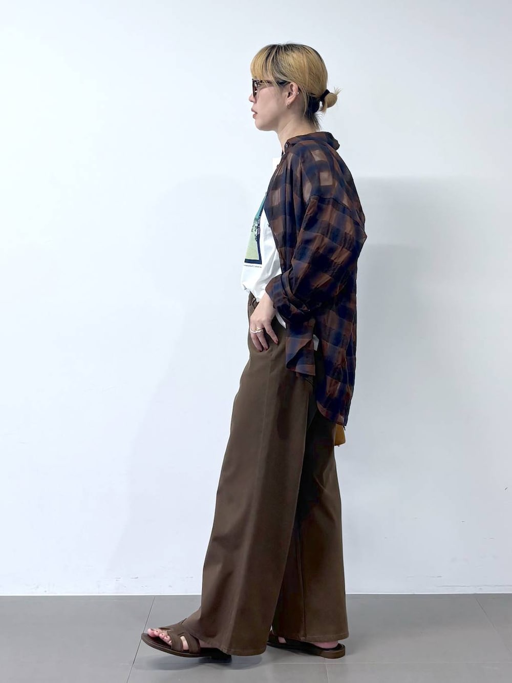 ホワイト系のTシャツ/カットソー、ブラウン系のシャツ/ブラウス、ブラウン系のデニムパンツを着用したレディースの夏コーディネートの3枚目の写真