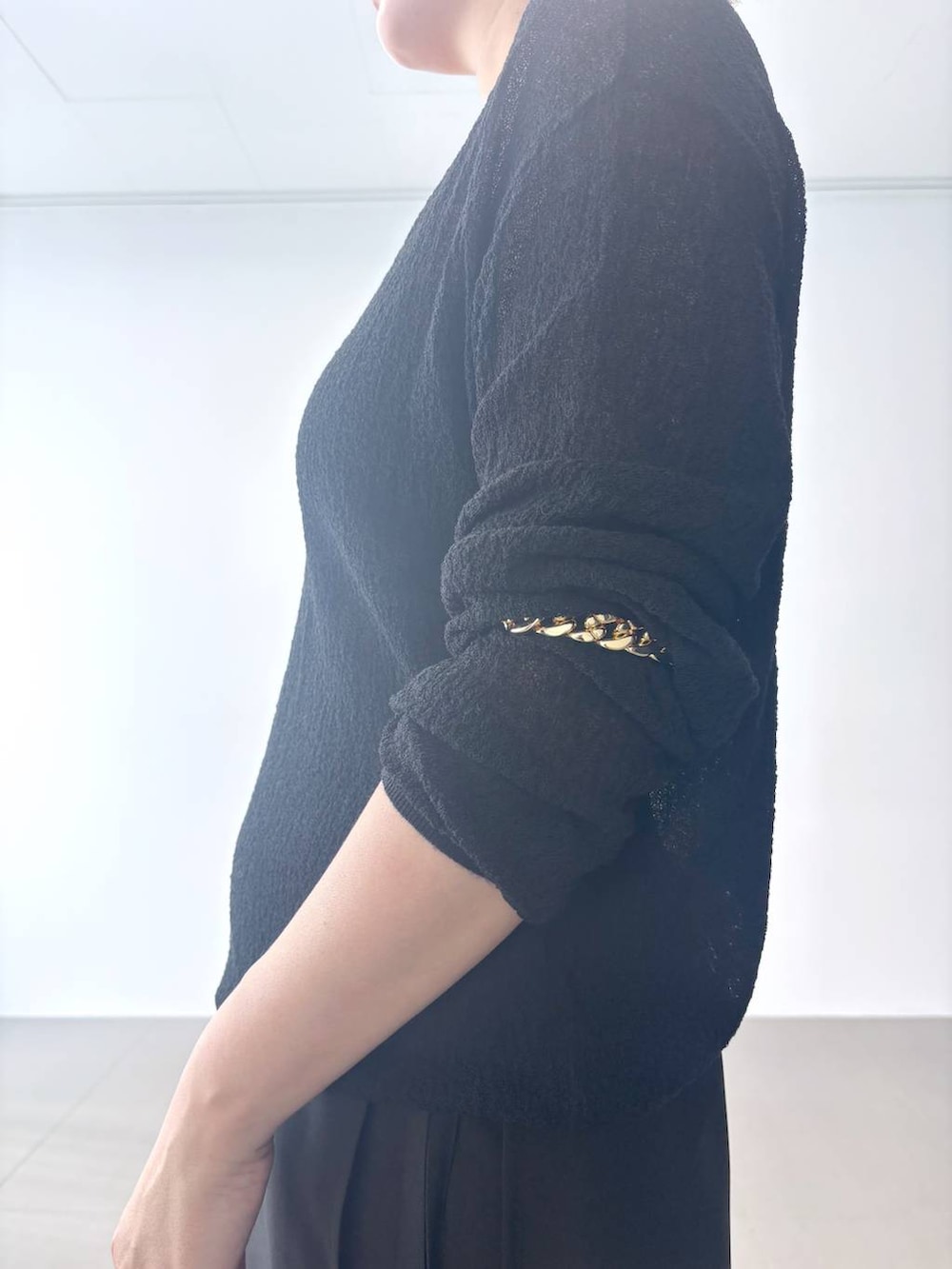 レッド系のボストンバッグ、ブラック系のサンダル、ブラック系のその他パンツを着用したレディースの夏コーディネートの6枚目の写真
