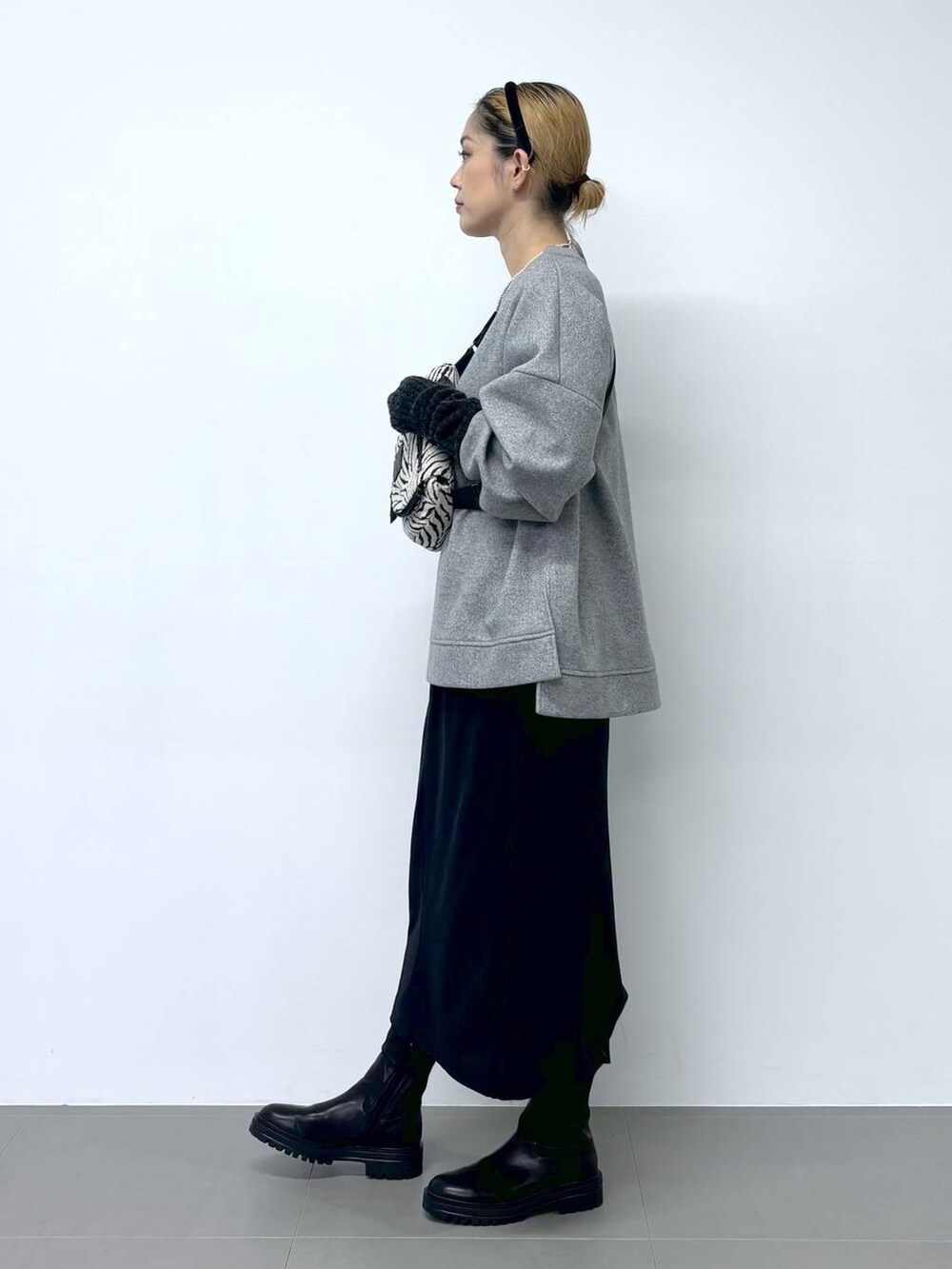 その他のボディバッグ/ウエストポーチ、ブラック系のスカート、ブラック系のブーツを着用したレディースの秋コーディネートの4枚目の写真