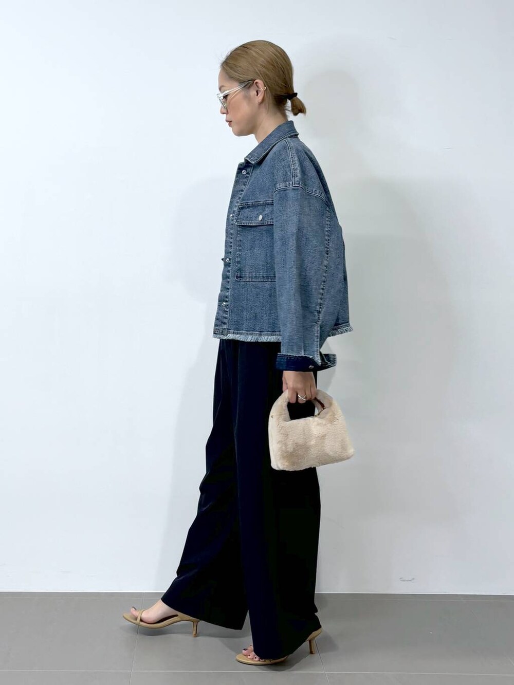 ベージュ系のスリッポン、ブルー系のデニムジャケット、グリーン系のTシャツ/カットソーを着用したレディースの夏コーディネートの3枚目の写真