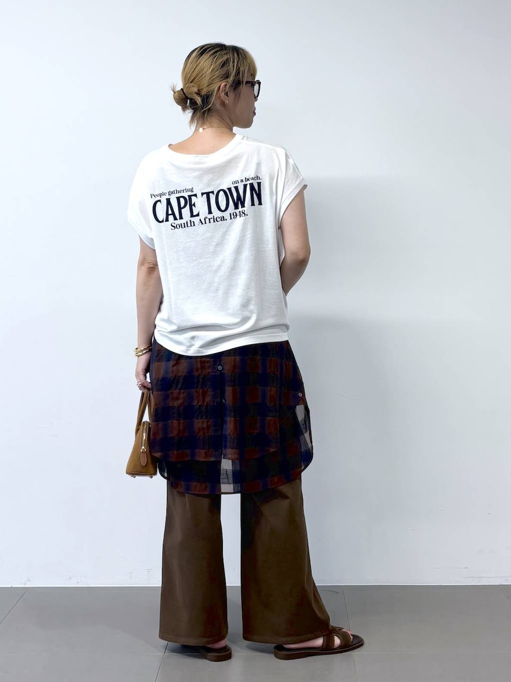 ホワイト系のTシャツ/カットソー、ブラウン系のシャツ/ブラウス、ブラウン系のデニムパンツを着用したレディースの夏コーディネートの8枚目の写真