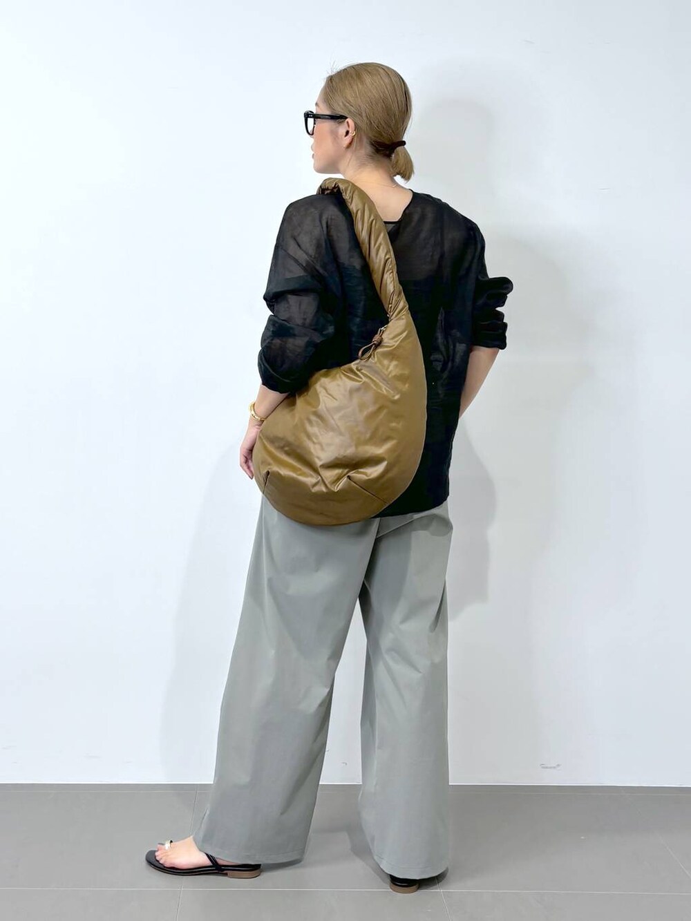 ブラック系のシャツ/ブラウス、ブラック系のサンダル、グリーン系のその他パンツを着用したレディースの夏コーディネートの4枚目の写真