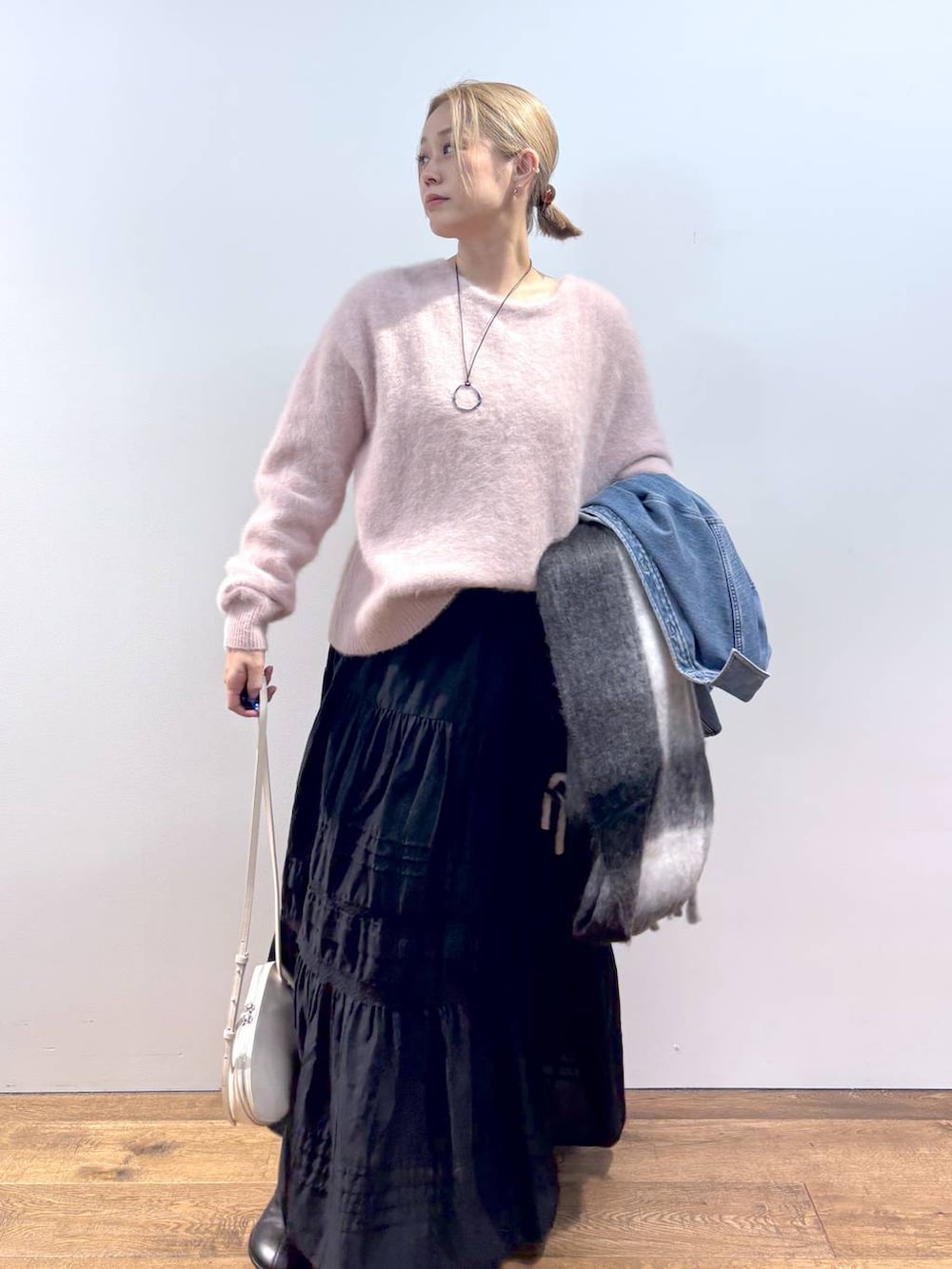 ブルー系のシャツ/ブラウス、ホワイト系のショルダーバッグ、ピンク系のニット/セーターを着用したレディースの秋コーディネートの5枚目の写真