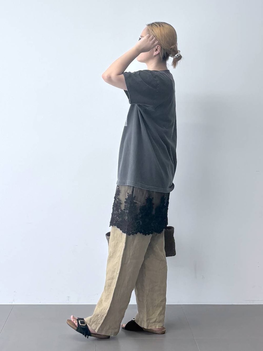 ベージュ系のその他パンツ、グレー系のTシャツ/カットソー、ブラック系のキャミソールを着用したレディースの春コーディネートの4枚目の写真