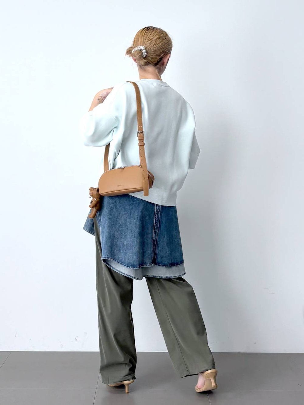 ブルー系のシャツ/ブラウス、ブルー系のニット/セーター、グリーン系のその他パンツを着用したレディースの春コーディネートの4枚目の写真