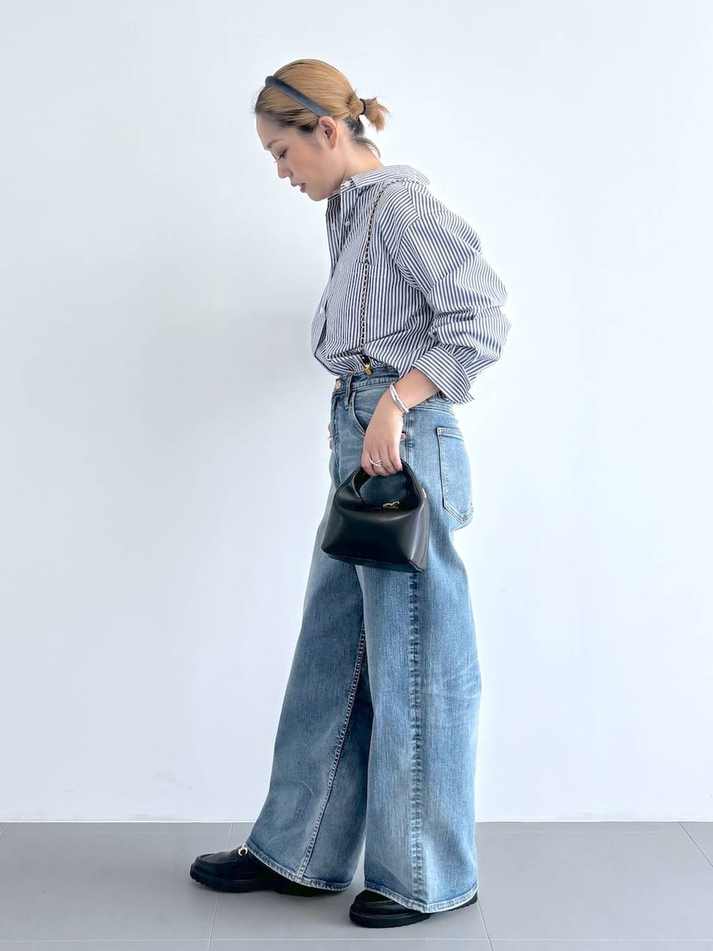 「ヘアアクセサリー、シャツスタイル、シャツ、デニムパンツ、ローファー、ハンドバッグ、秋コーデ、オーバーサイズ、ワンマイル、体型カバー、カジュアル、BARNYARDSTORM、Mazell、シンプルコーデ、大人カジュアル」｜「surtのBARNYARDSTORM / 【SURT】ルーズシルエットデニム【WEB限定サイズL】（デニムパンツ、ブルー系）」を使った、ニッシさん（レディース・164cm）の夏コーディネートの2枚目の写真