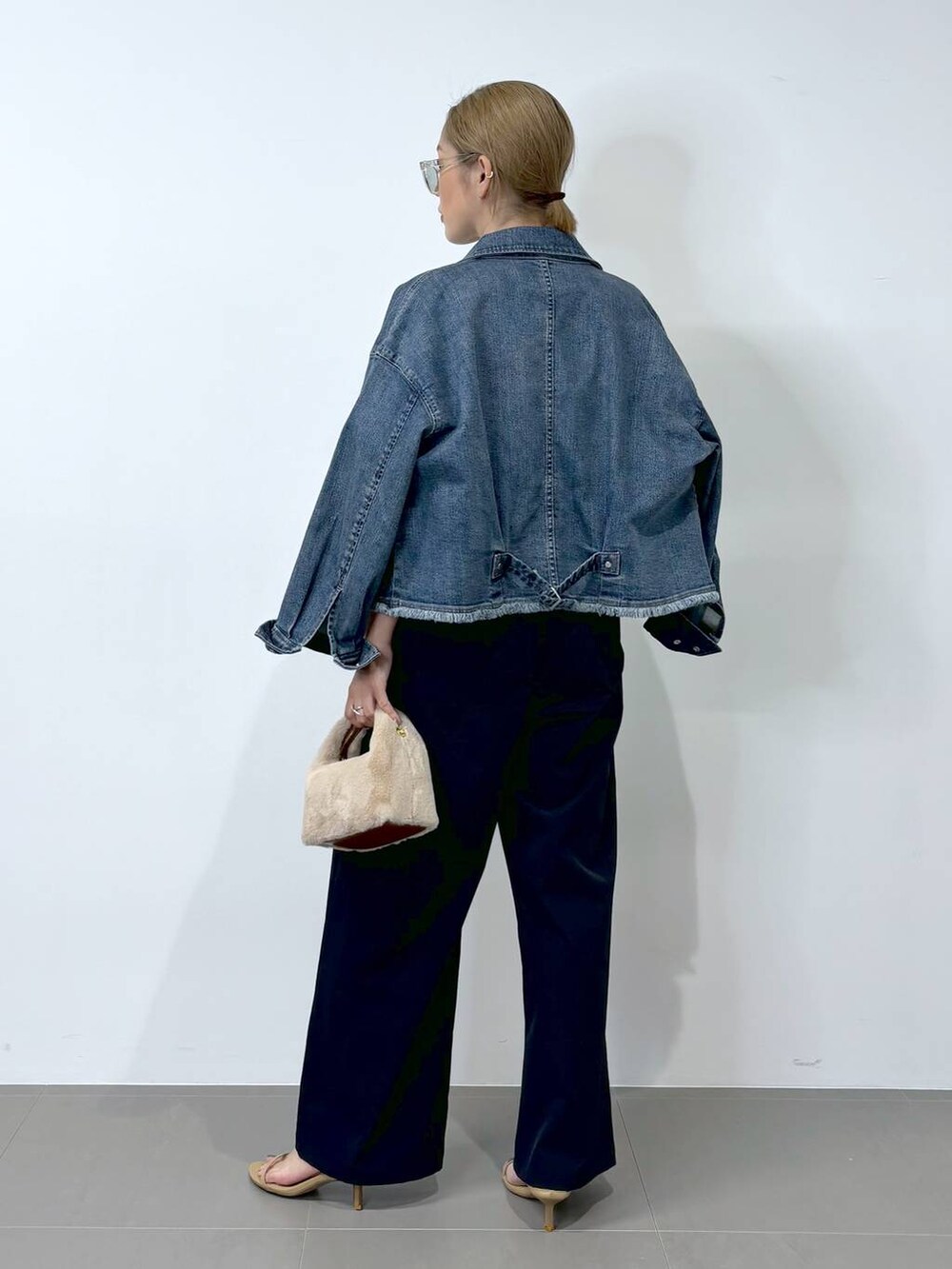 ベージュ系のスリッポン、ブルー系のデニムジャケット、グリーン系のTシャツ/カットソーを着用したレディースの夏コーディネートの5枚目の写真