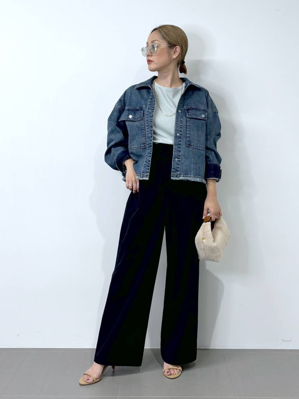 ベージュ系のスリッポン、ブルー系のデニムジャケット、グリーン系のTシャツ/カットソーを着用したレディースの夏コーディネートの2枚目の写真