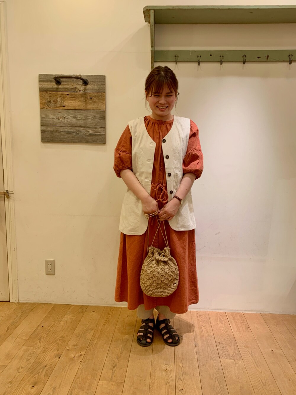 「春夏コーデ、リネン、ワンピース、カジュアルコーデ、Samansa Mos2、SM2、サマンサ モスモス(Samansa Mos2)、TSUHARU by Samansa Mos2、SM2olohuoneエスパル福島店、夏コーデ、リネンワンピース、パンツスタイル、オレンジ」｜「Samansa Mos2のコットンリネンパフスリーブ前開きワンピース（ワンピース、オレンジ系）」を使った、Iwakamiさん（レディース・160cm）の春コーディネートの2枚目の写真